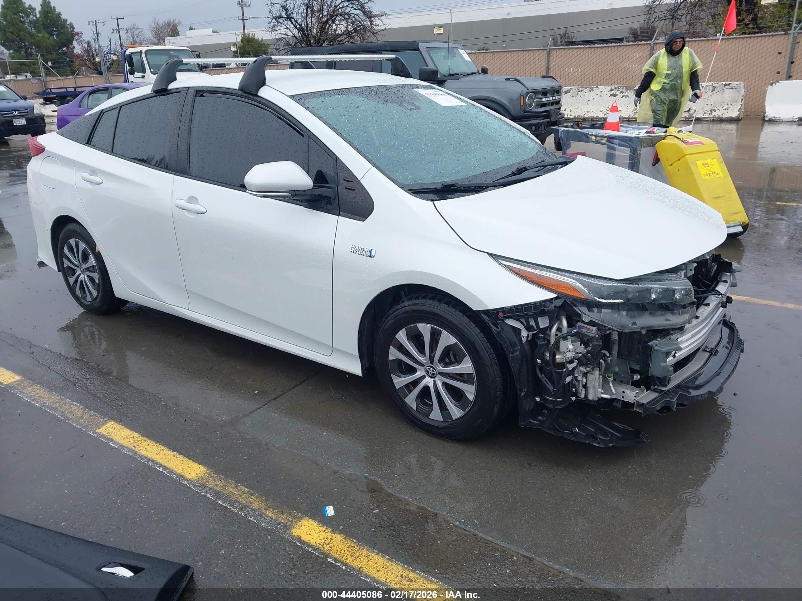 2022 Toyota Prius XLE, VIN JTDKAMFP1N3204684 — Front end