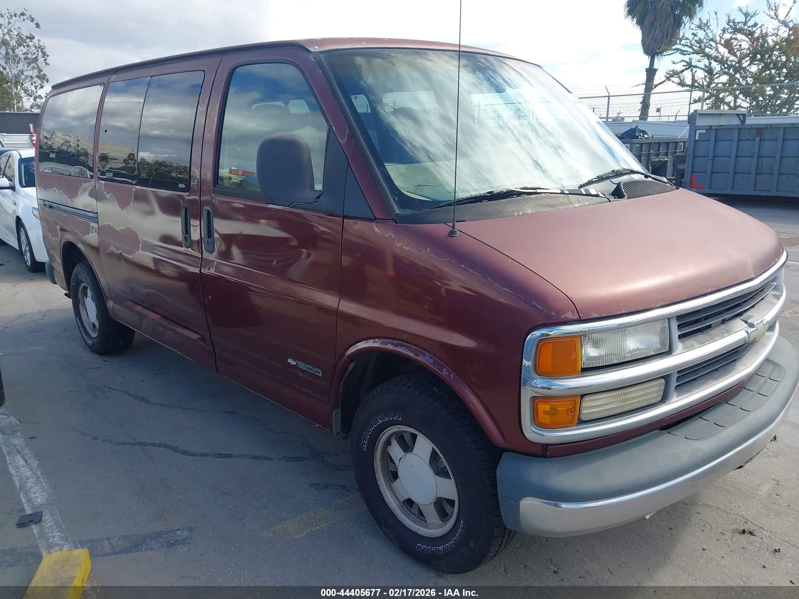 1998 Chevrolet Express, VIN 1GNFG15R6W1036174 — Front end