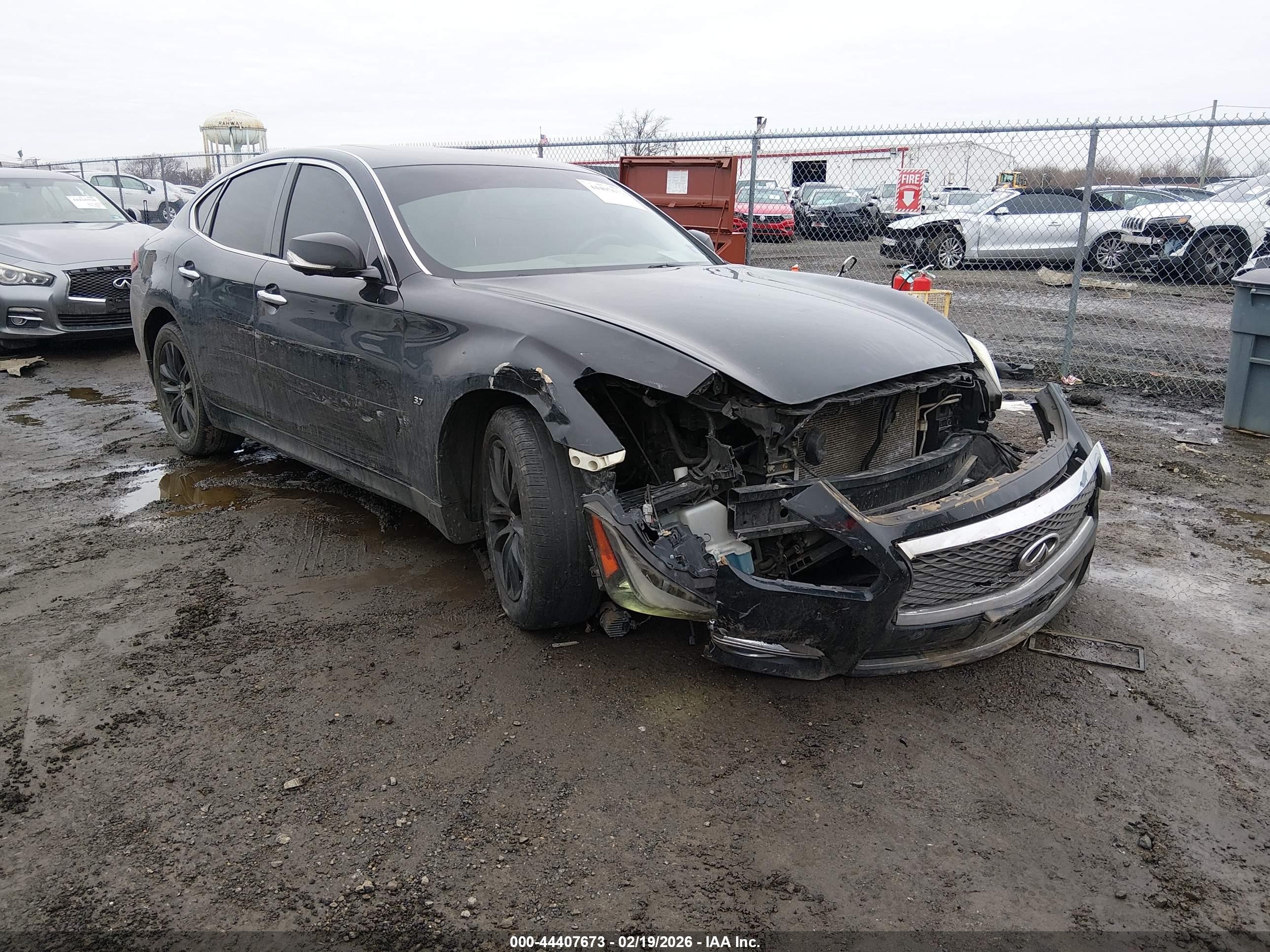 2019 Infiniti Q70 Luxe, VIN JN1BY1AR2KM585098 — Front end