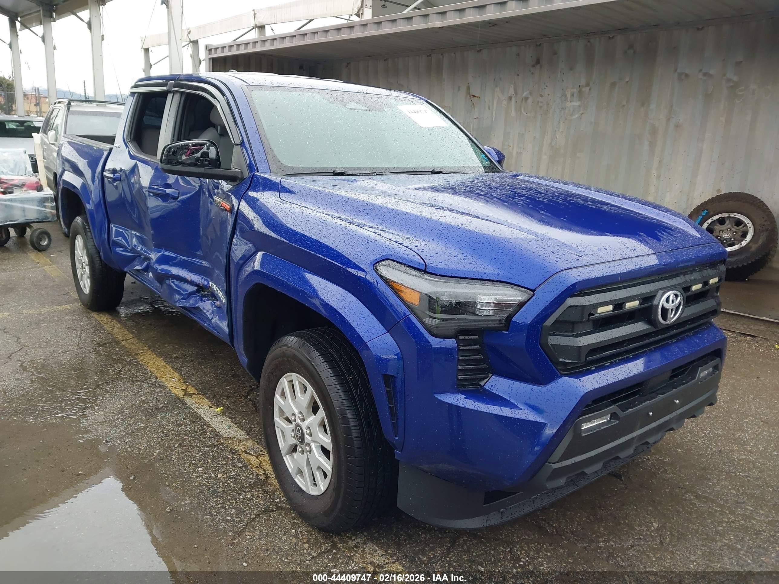 2025 Toyota Tacoma SR5, VIN 3TMKB5FN3SM030659 — Бок