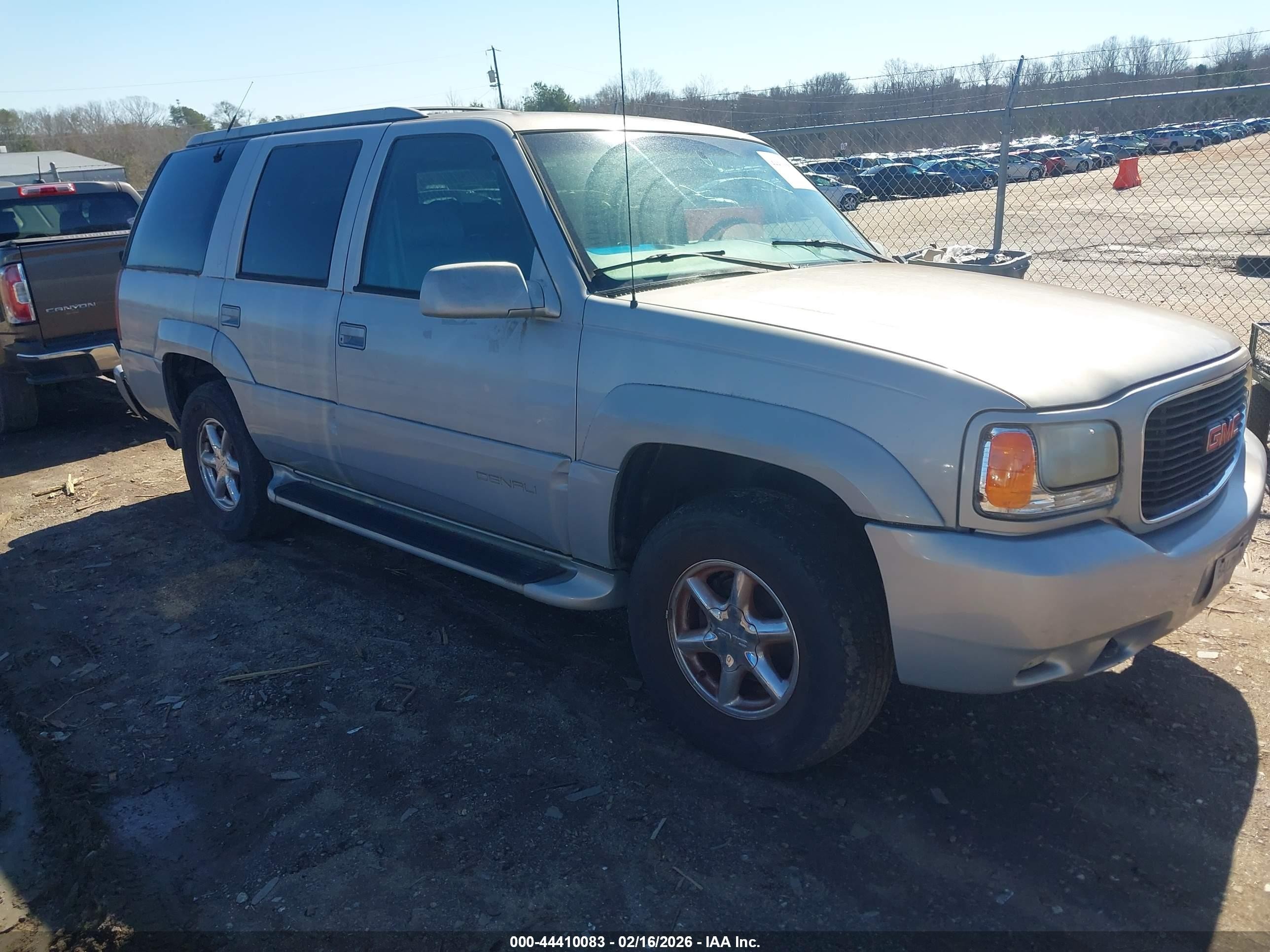 2000 GMC Denali, VIN 1GKEK63RXYR216558 — Normal wear