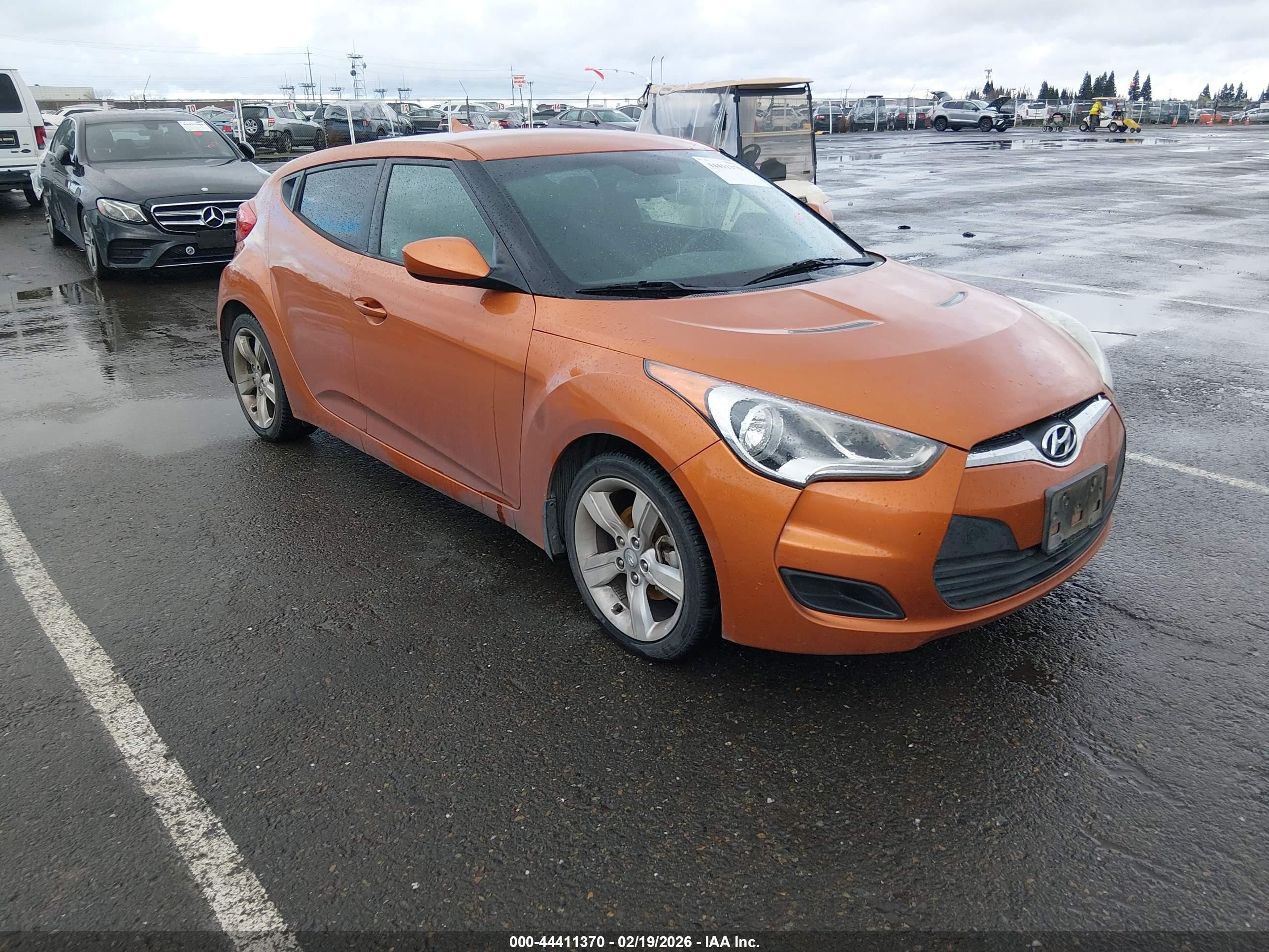 2013 Hyundai Veloster w/Gray Int, VIN KMHTC6AD1DU168068 — Front end