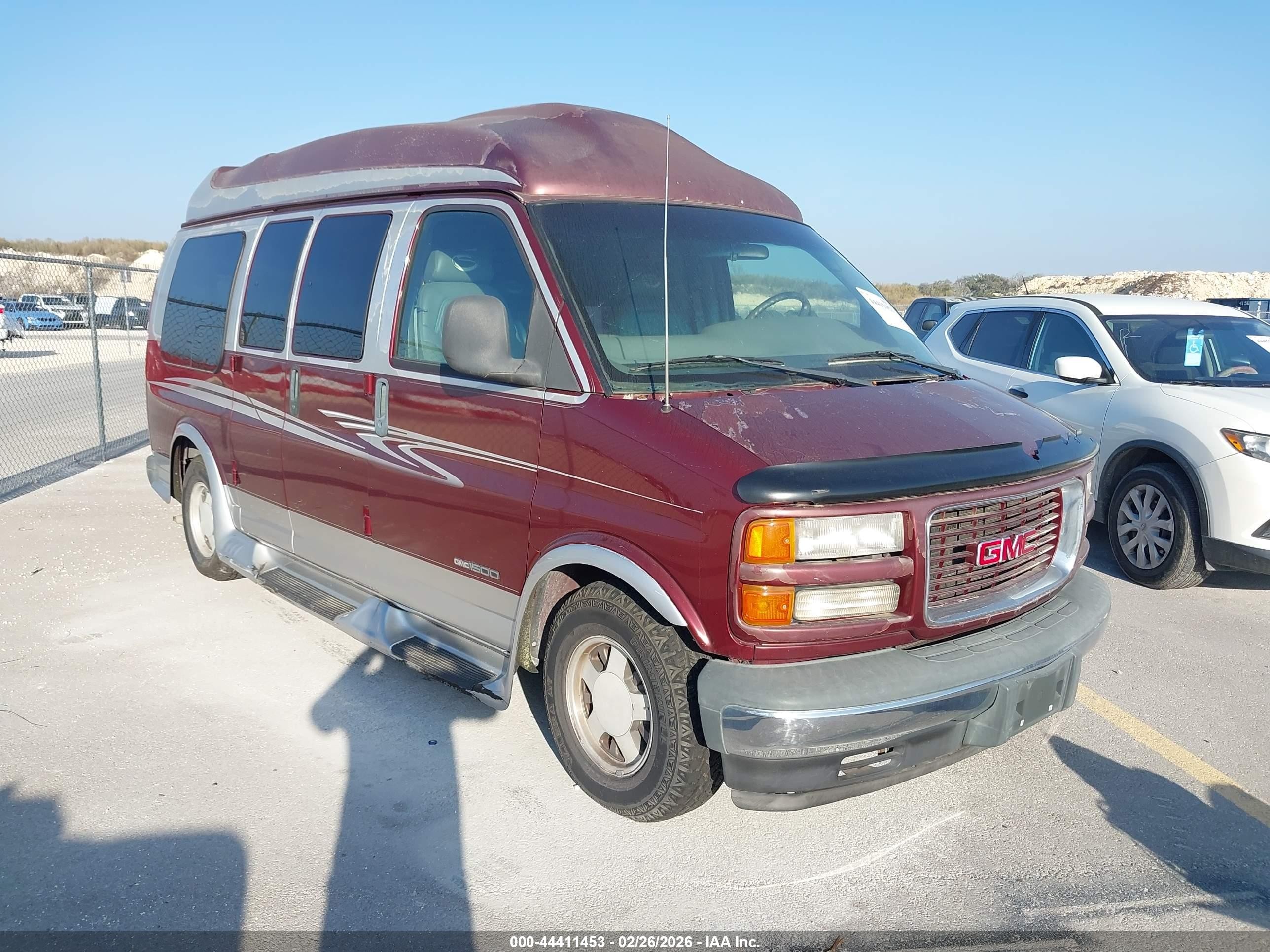 2000 GMC Savana Cargo RV Conversion, VIN 1GDFG15R4Y1270644 — Front end