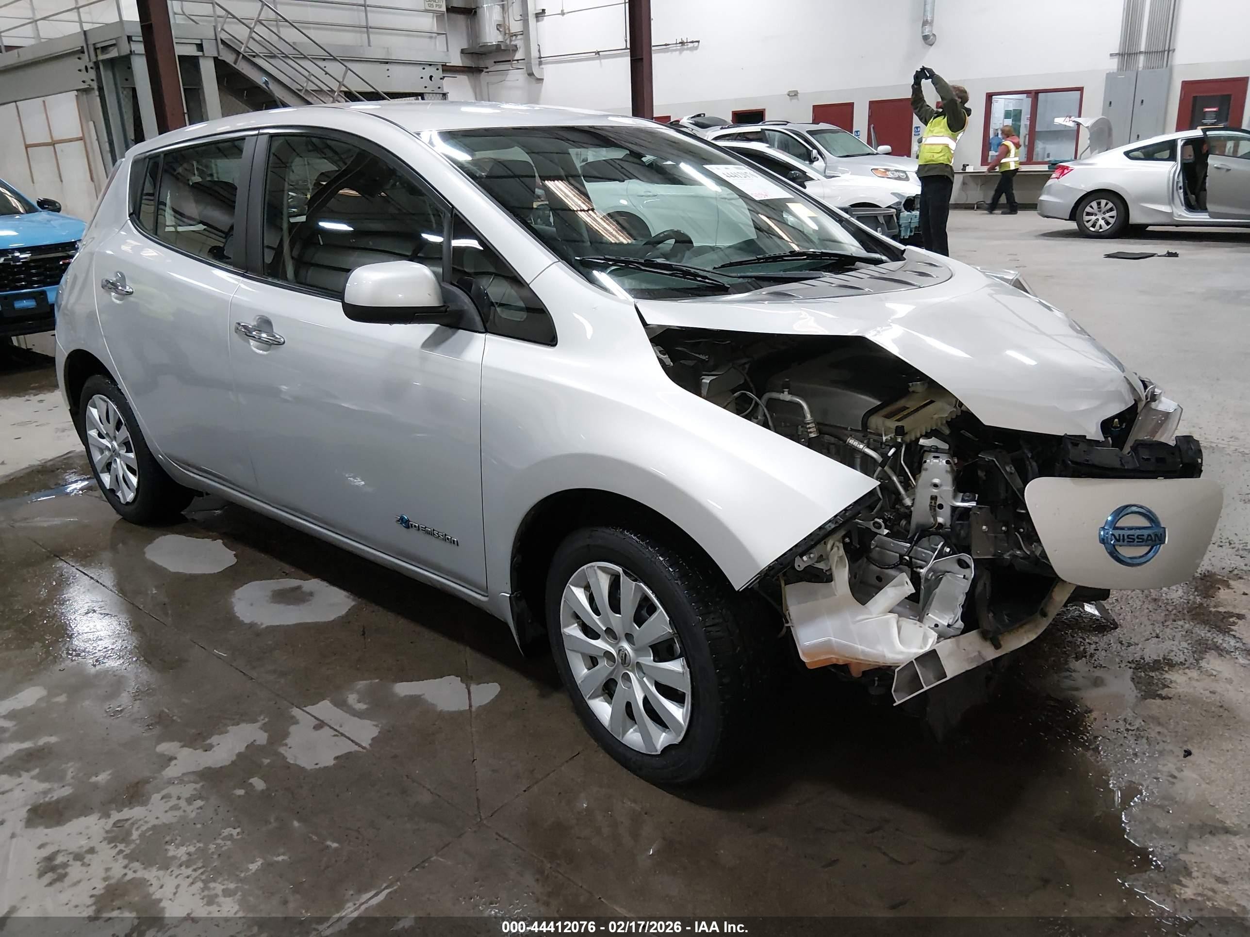 2013 Nissan LEAF S, VIN 1N4AZ0CP6DC423890 — Front end