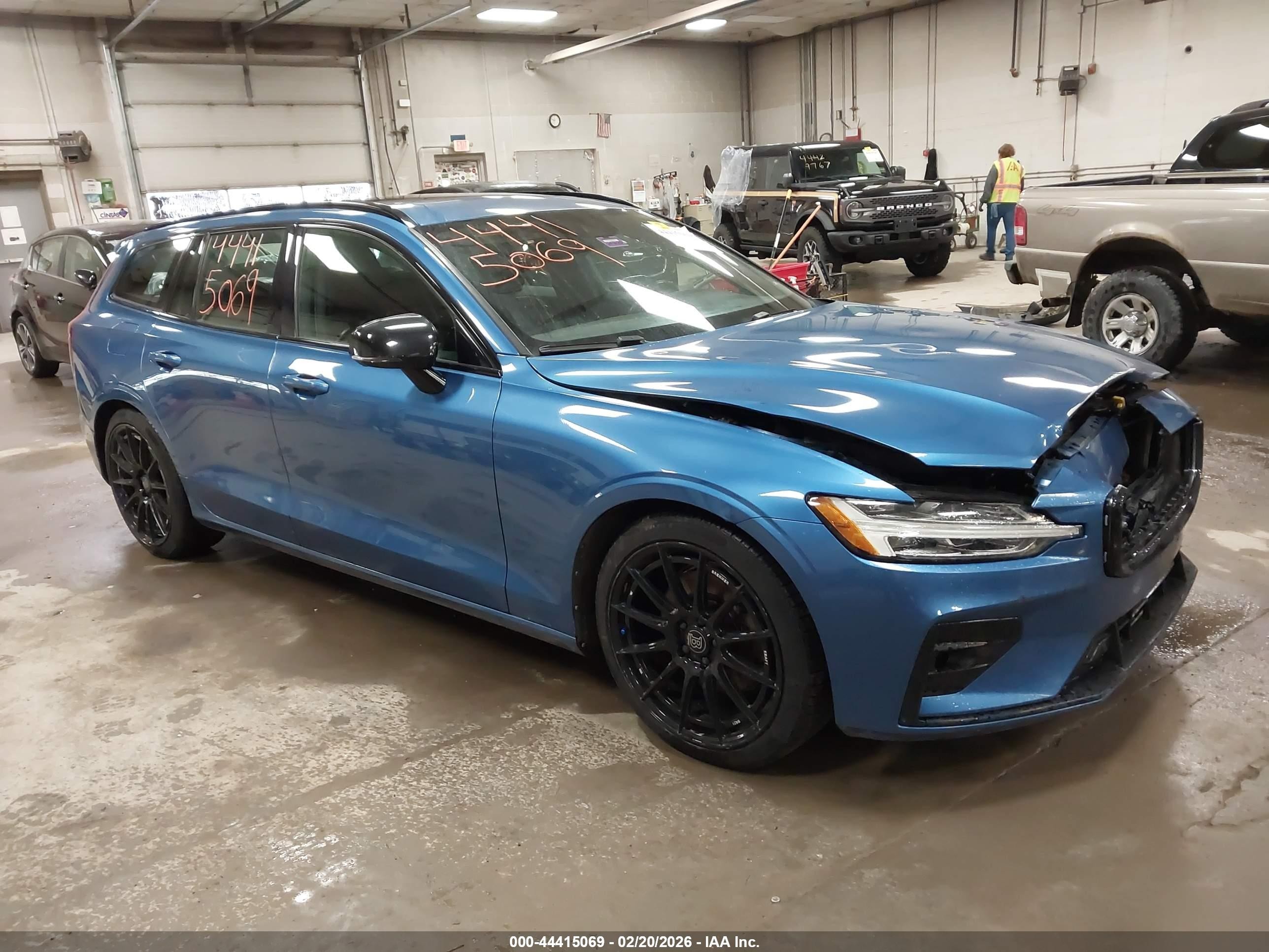 2020 Volvo V60 R-Design, VIN YV1102EM2L2374561 — Front end