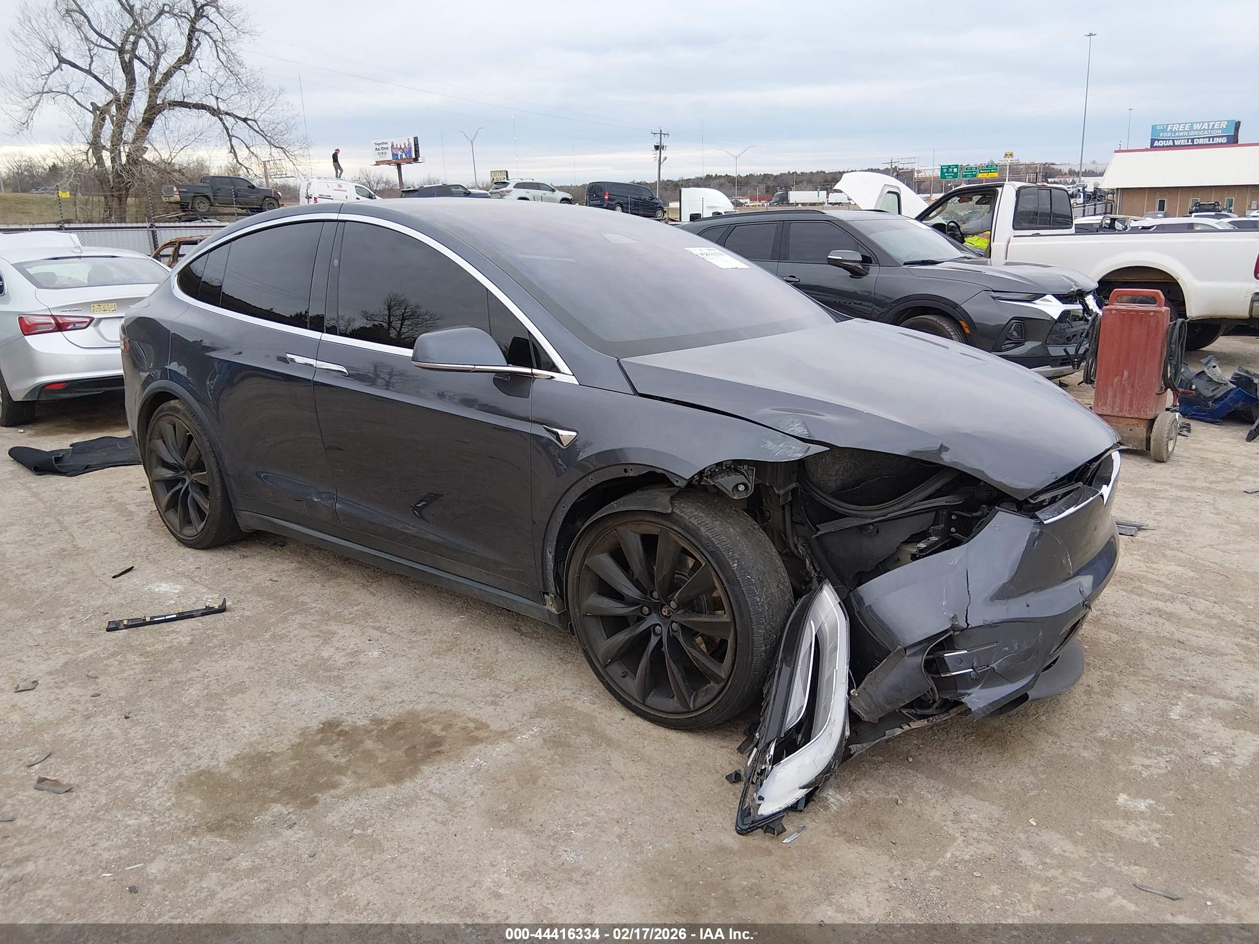 2019 Tesla Model X 75D, VIN 5YJXCDE20KF180897 — Front end