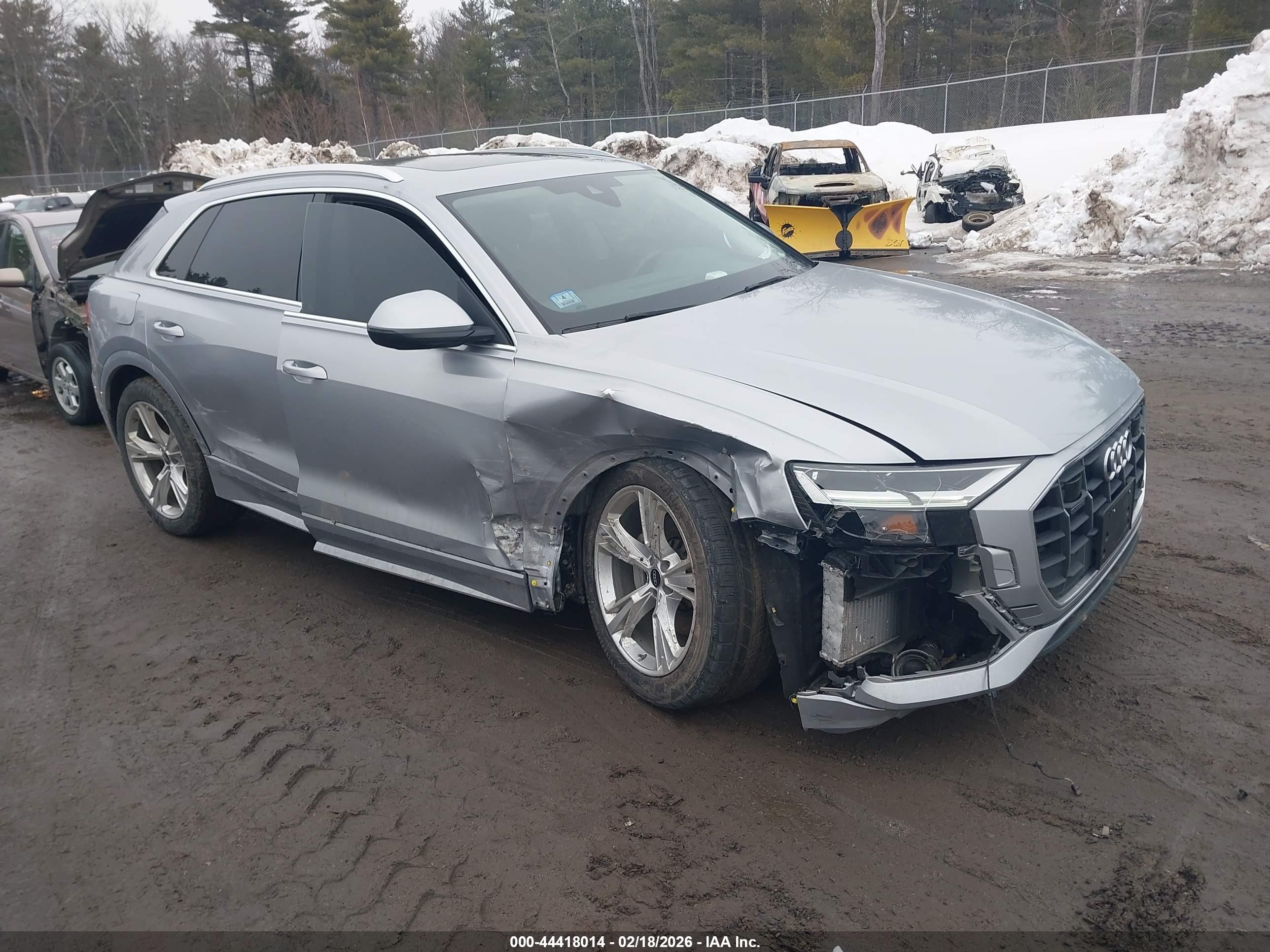 2022 Audi Q8 Premium Plus, VIN WA1BVBF1XND016609 — Бок