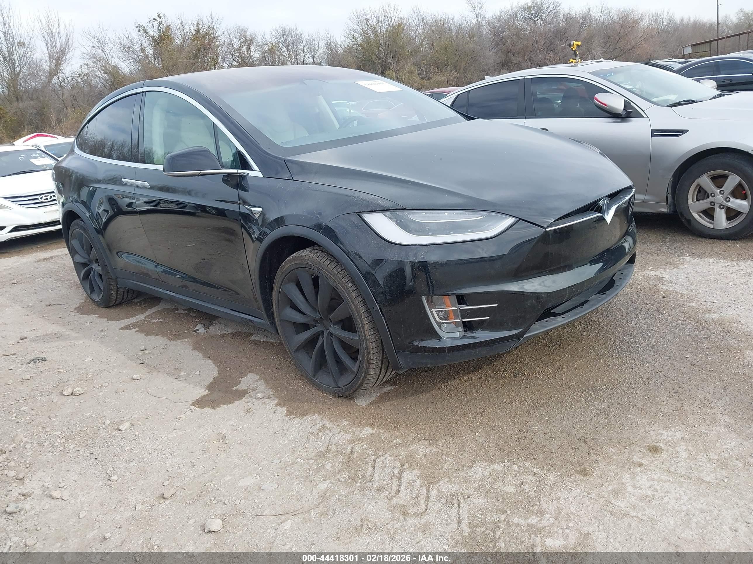 2019 Tesla Model X 75D, VIN 5YJXCDE22KF180206 — Front end