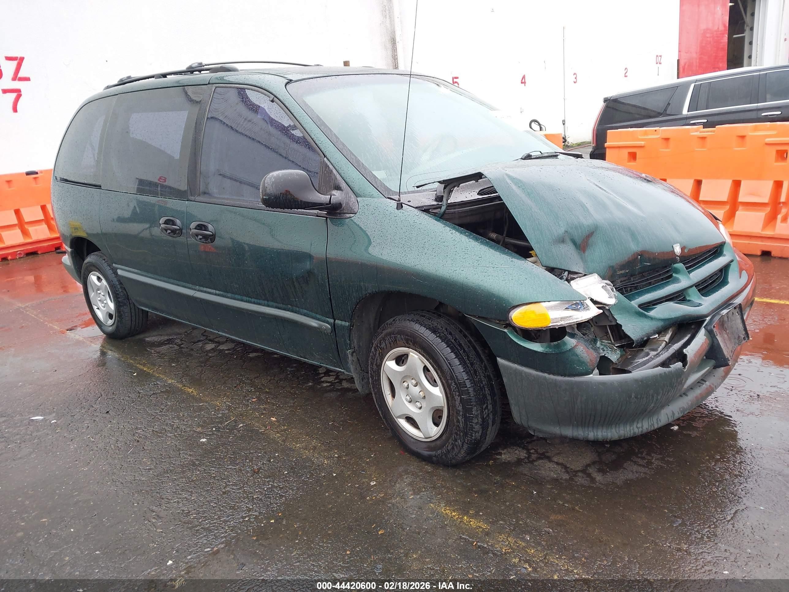 1997 Dodge Caravan, VIN 2B4FP2533VR407843 — Front end