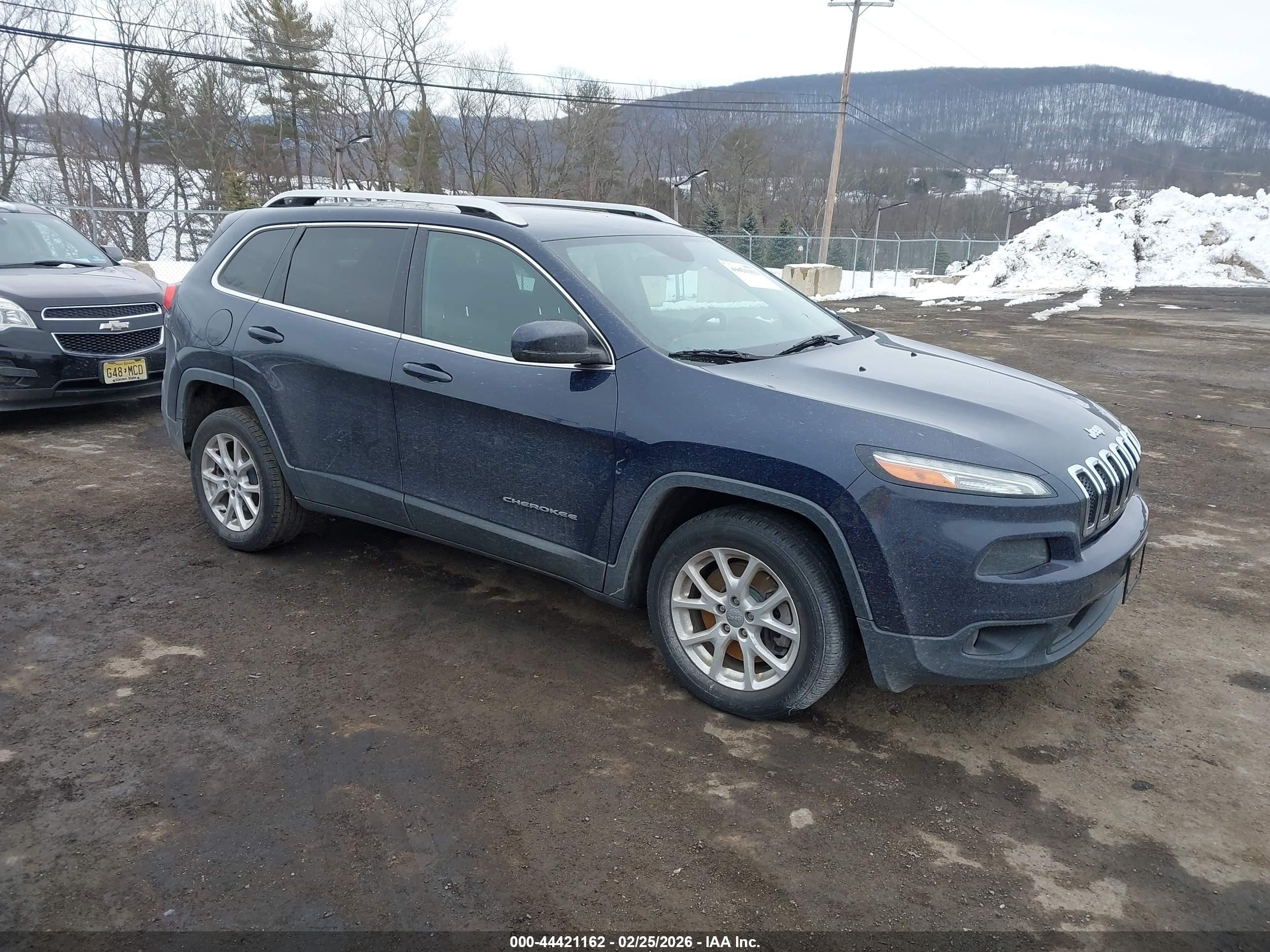 2015 Jeep Cherokee Latitude, VIN 1C4PJLCS3FW632460 — Перед