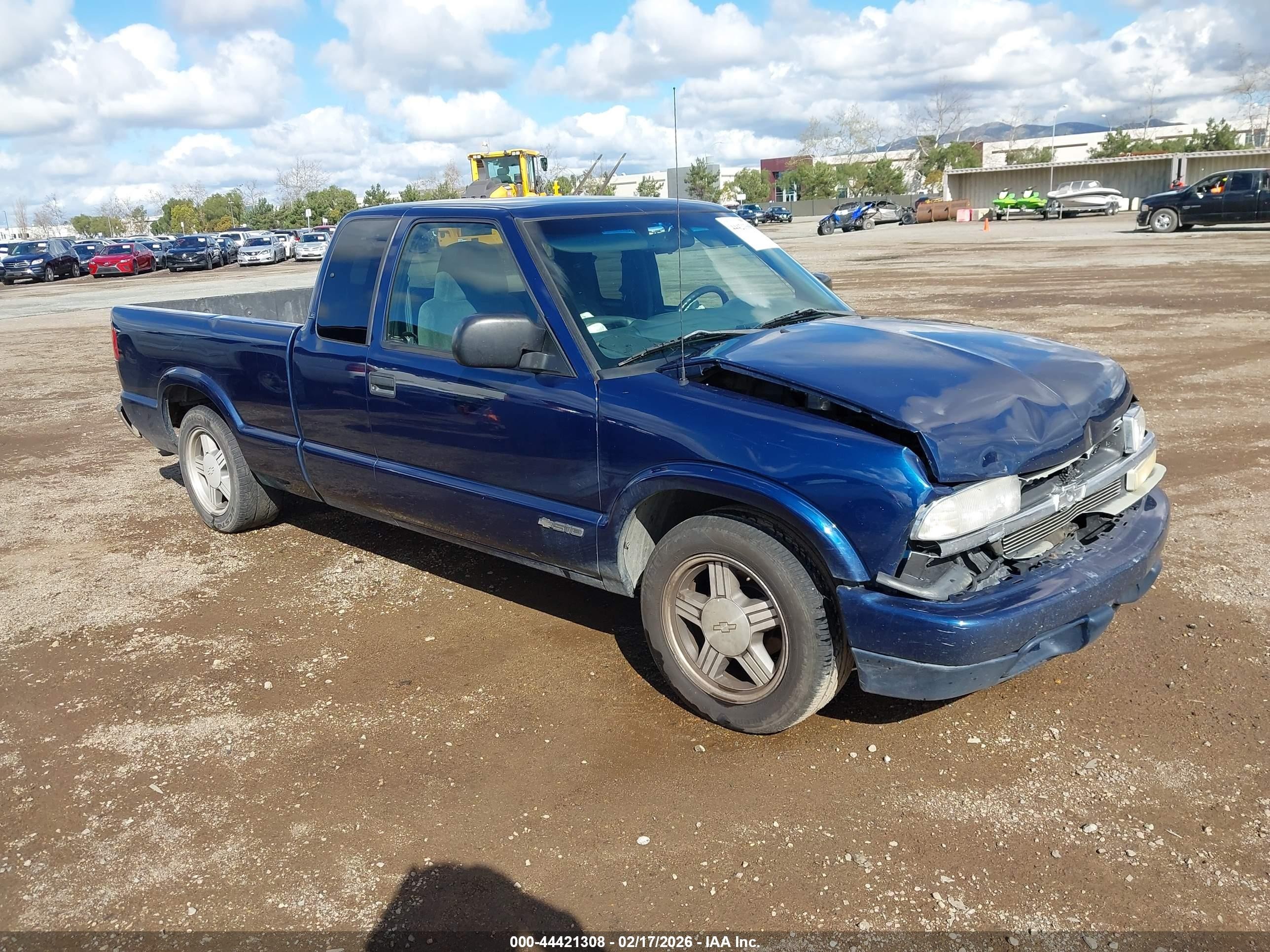 2000 Chevrolet S-10 LS, VIN 1GCCS19W6Y8212807 — Front end