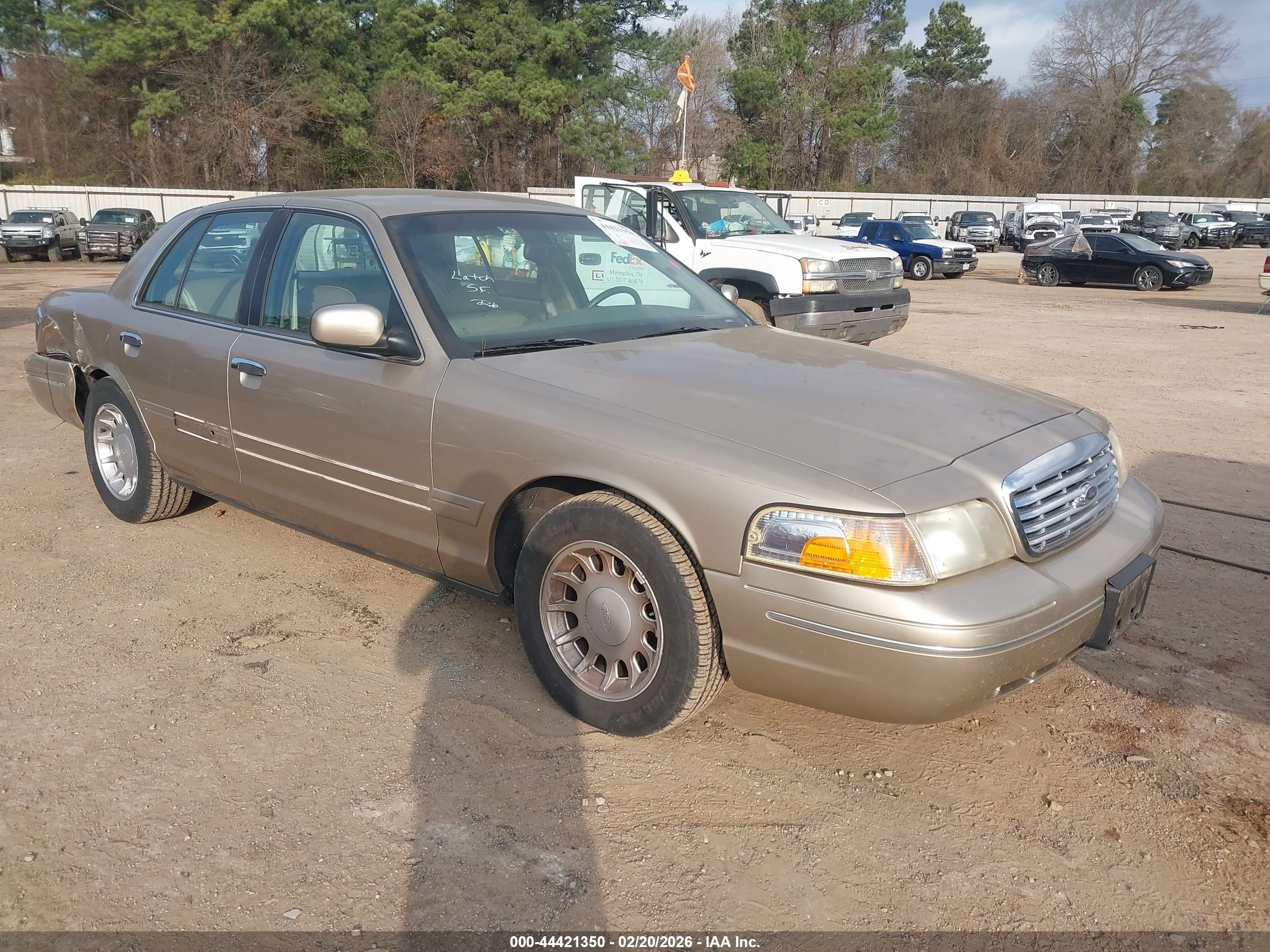 2000 Ford Crown Victoria LX, VIN 2FAFP74W2YX155150 — Rear end