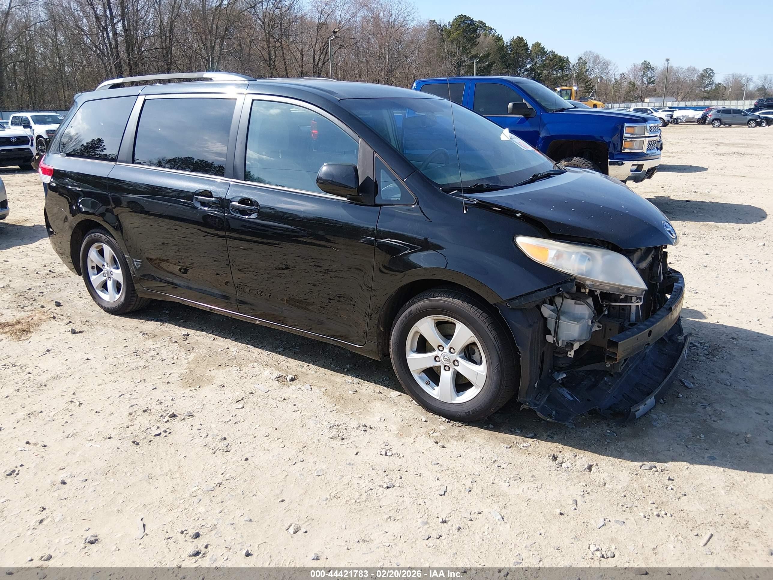 2013 Toyota Sienna LE, VIN 5TDKK3DC1DS306006 — Front end