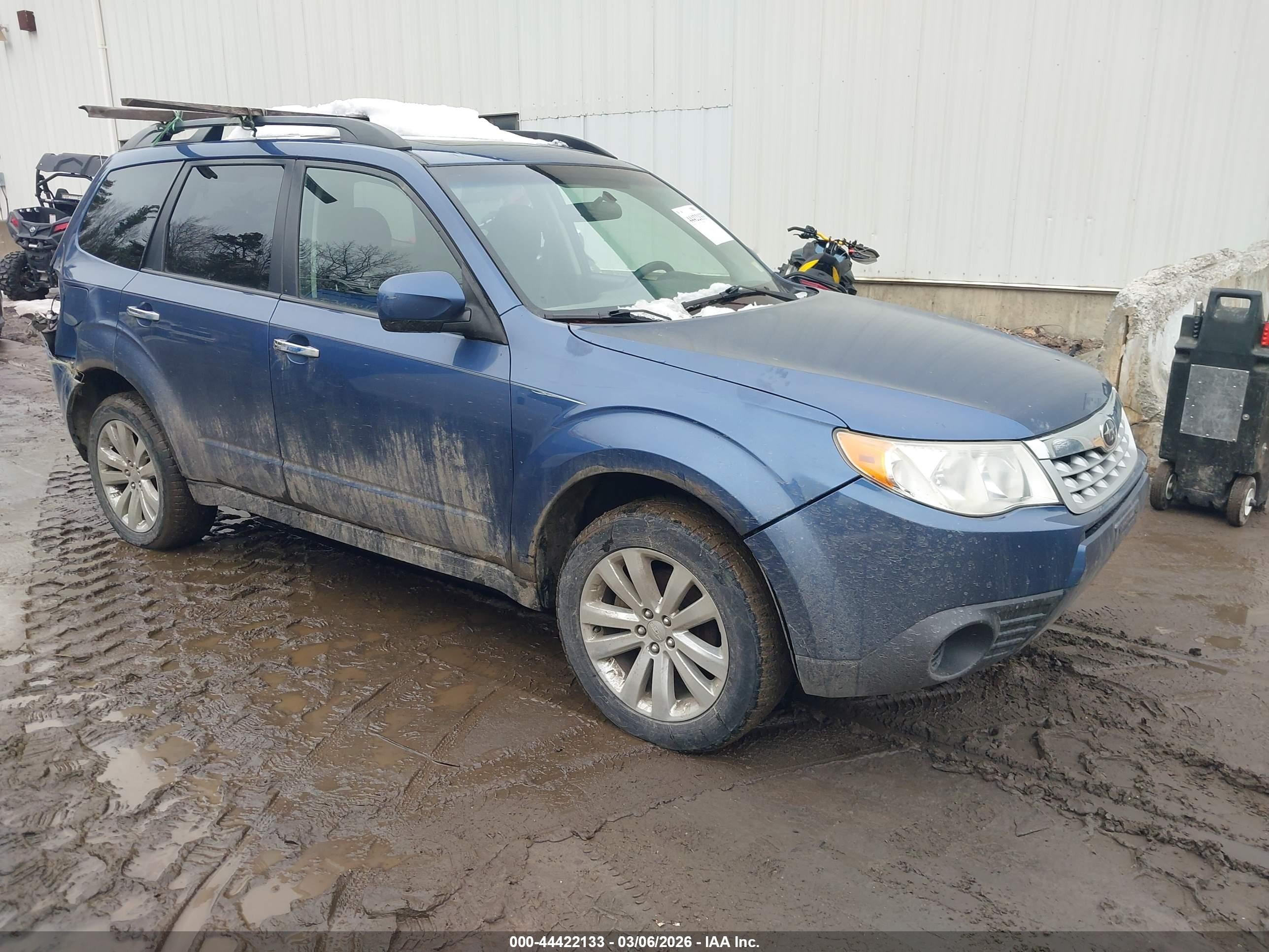 2011 Subaru Forester X Premium, VIN JF2SHADC7BH726259 — Зад