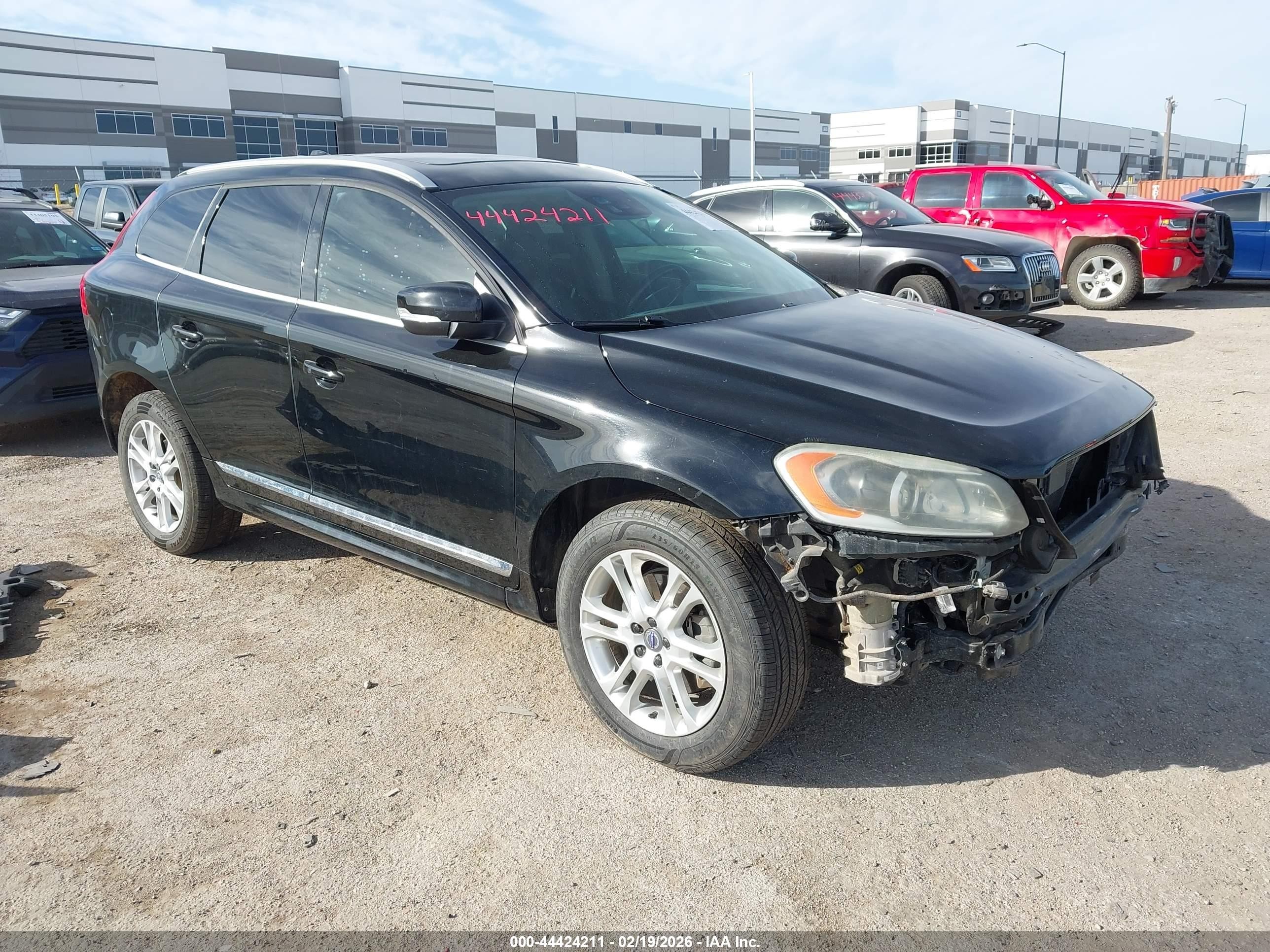 2015 Volvo XC60 T5 Drive-E Platinum, VIN YV440MDM8F2741237 — Front end