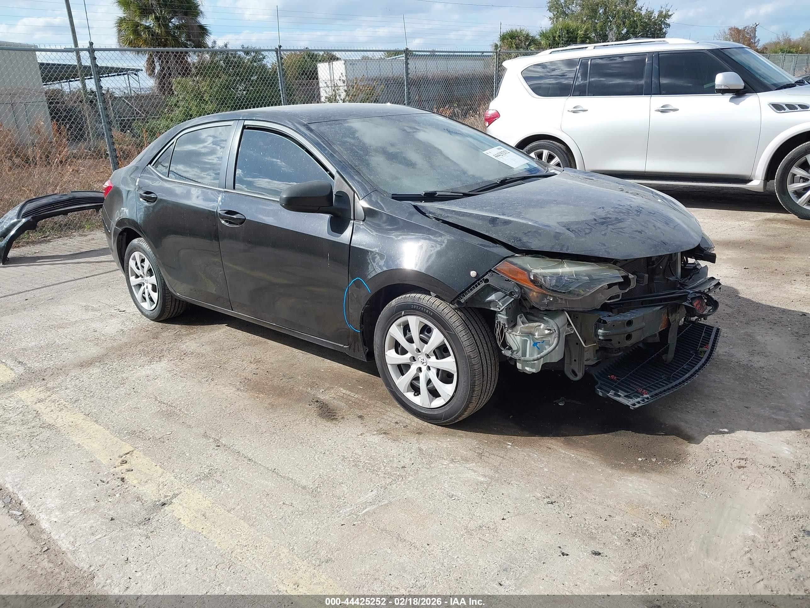 2018 Toyota Corolla LE, VIN 5YFBURHE0JP738843 — Front end