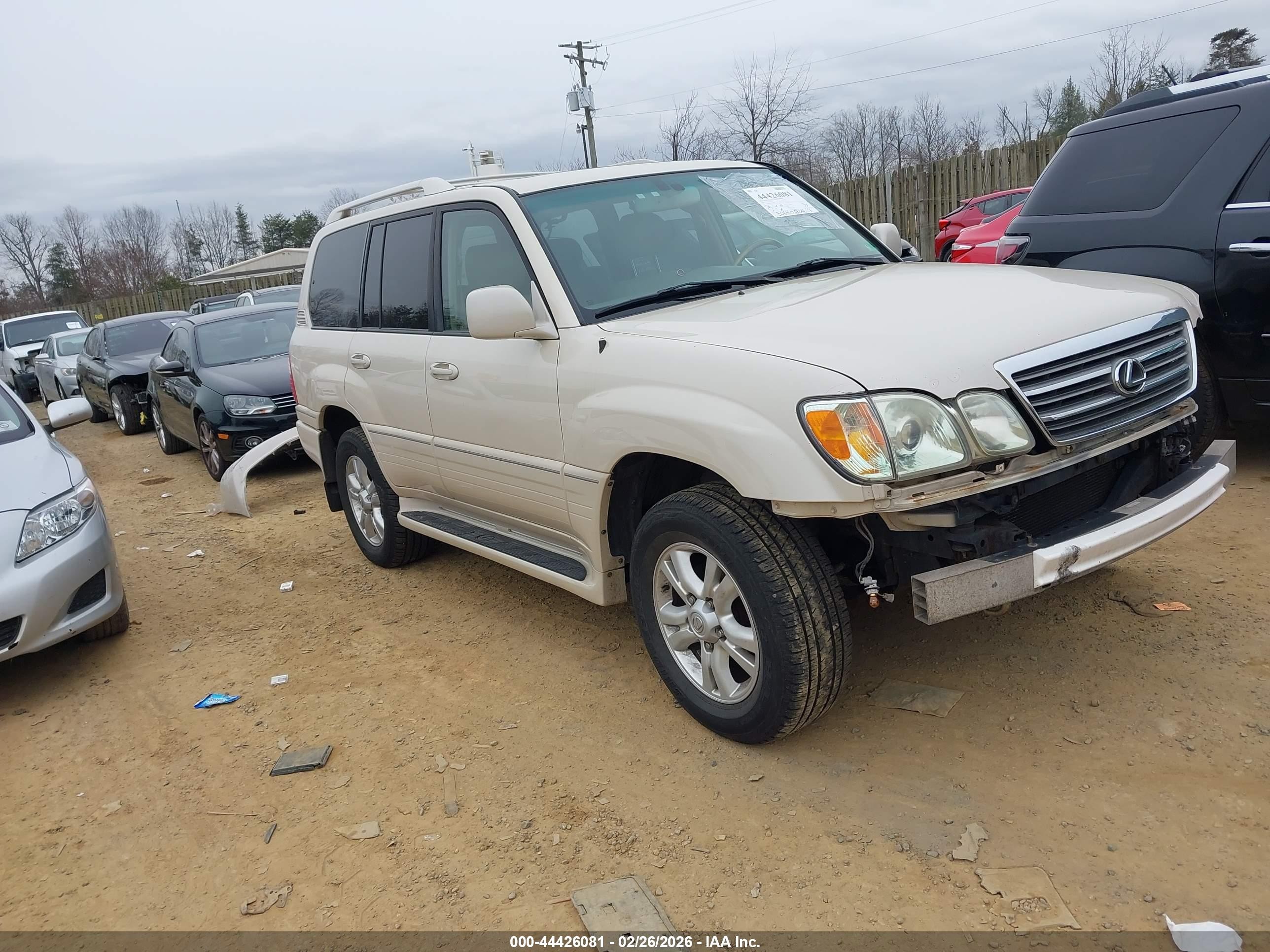 2005 Lexus LX 470, VIN JTJHT00W053554902 — Front end