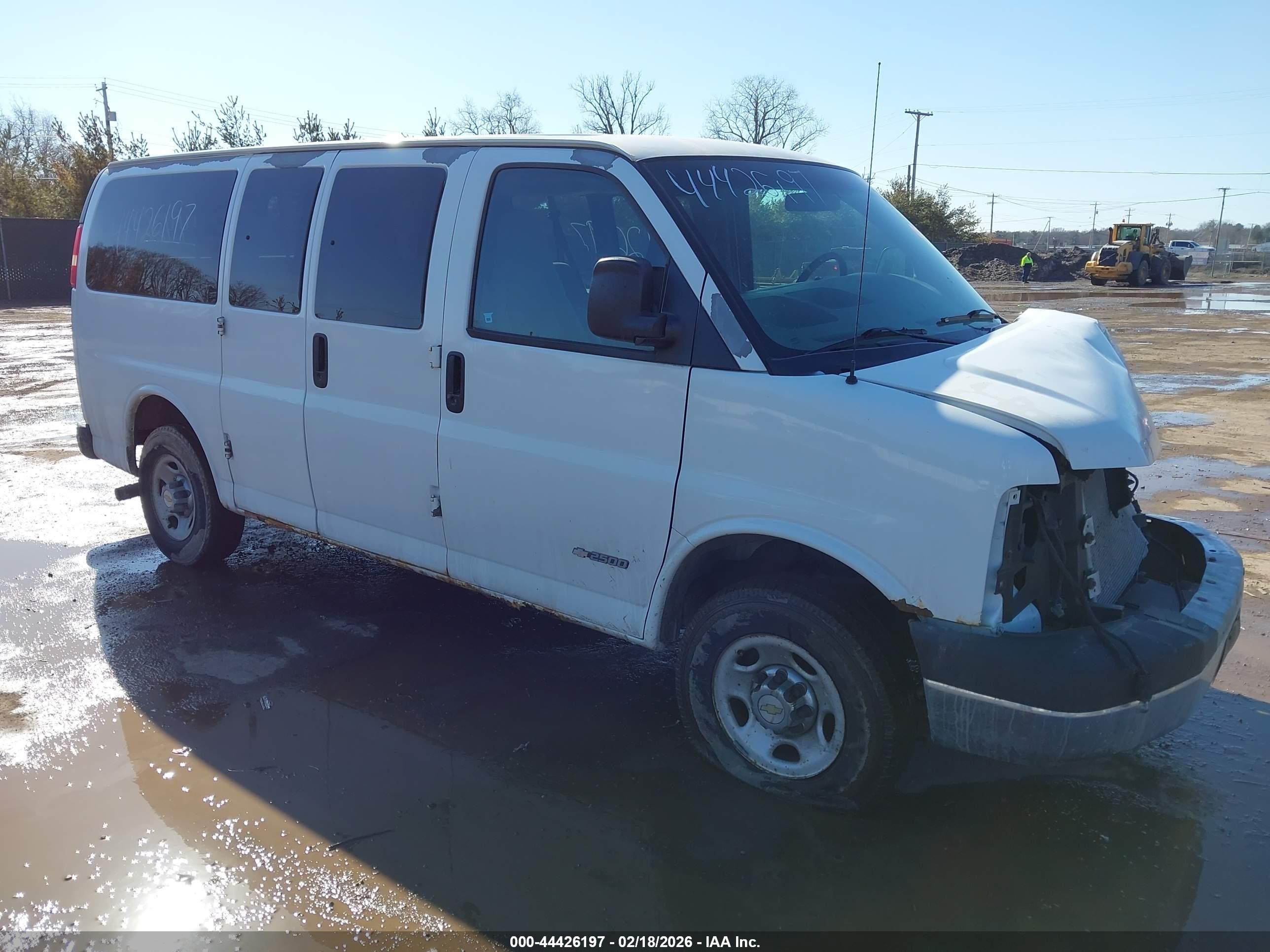 2004 Chevrolet Express, VIN 1GAGG25U841141585 — Front end