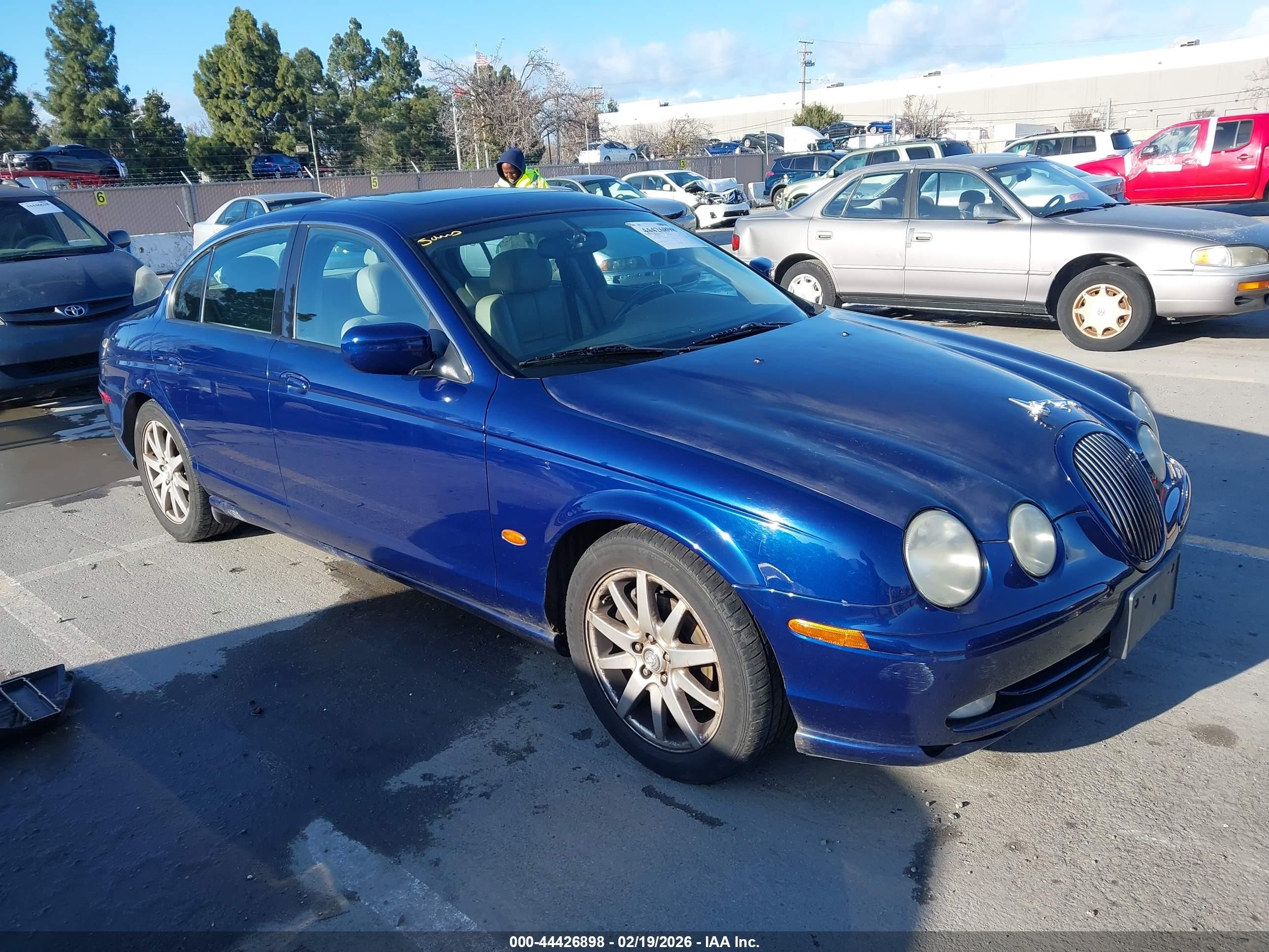 2002 Jaguar S-Type Sport, VIN SAJDA03P12GM43535 — Перед