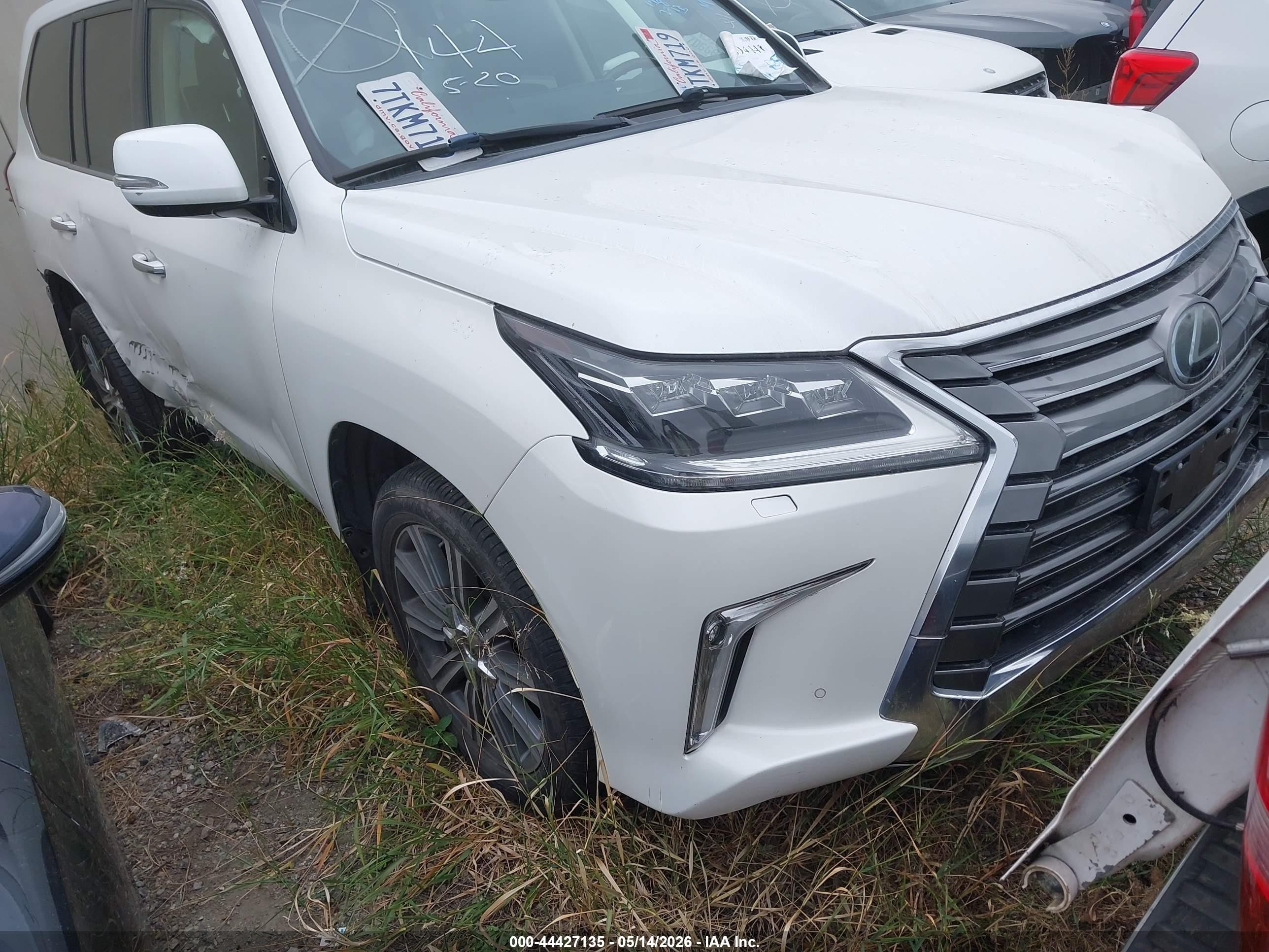 2016 Lexus LX 570, VIN JTJHY7AX2G4215427 — Side