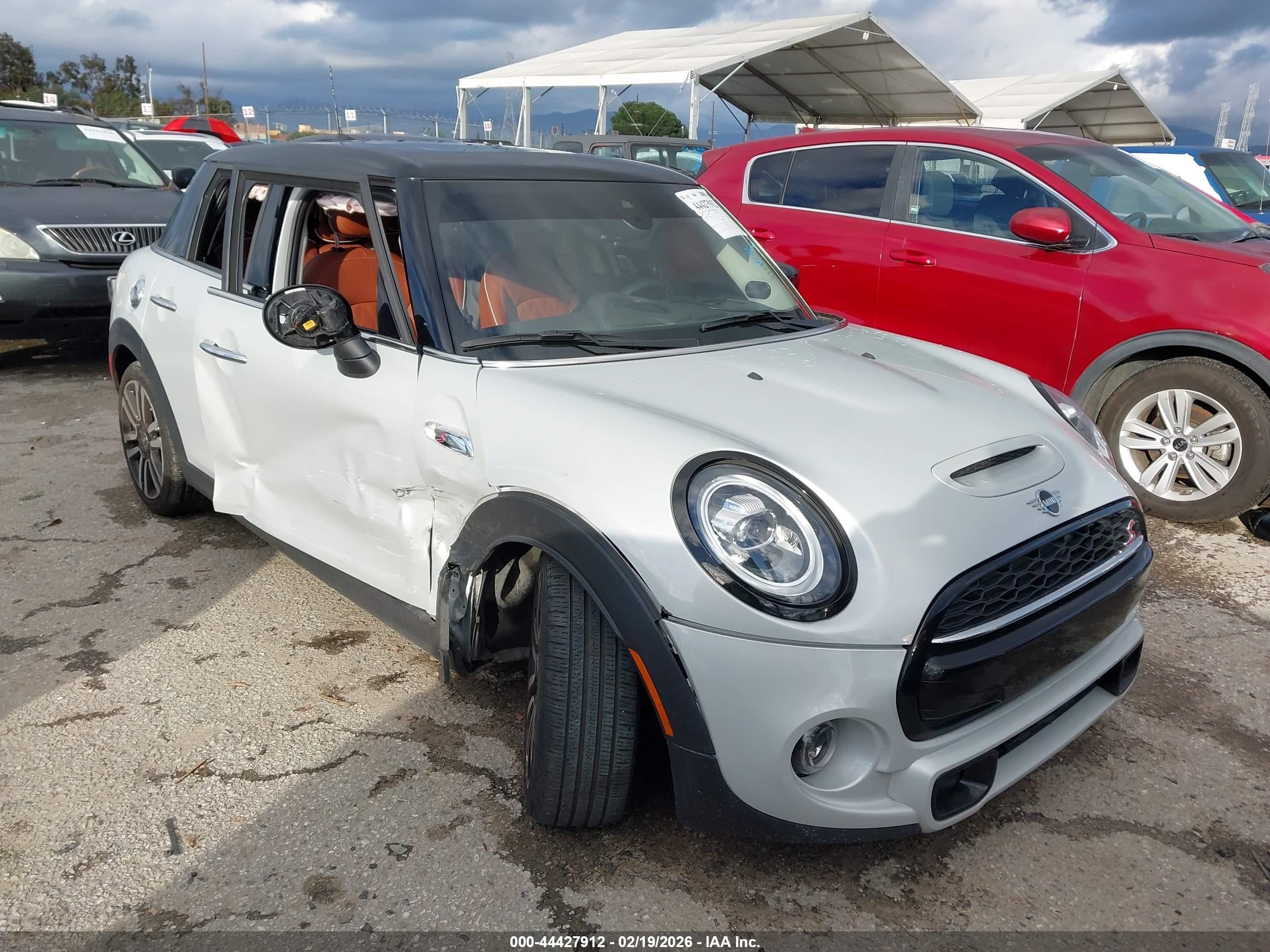 2021 MINI Hardtop 4 Door Cooper S, VIN WMWXU9C06M2P15052 — Side