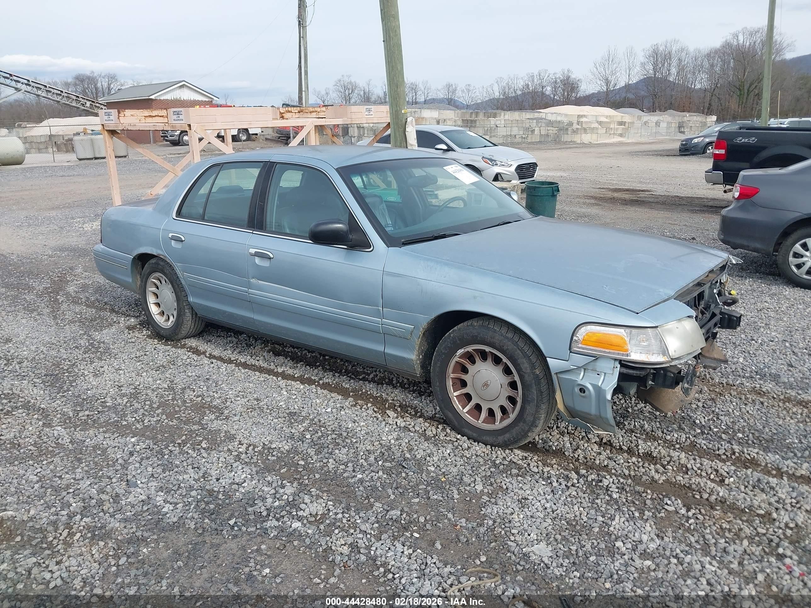 2002 Ford Crown Victoria LX, VIN 2FAFP74WX2X158353 — Front end