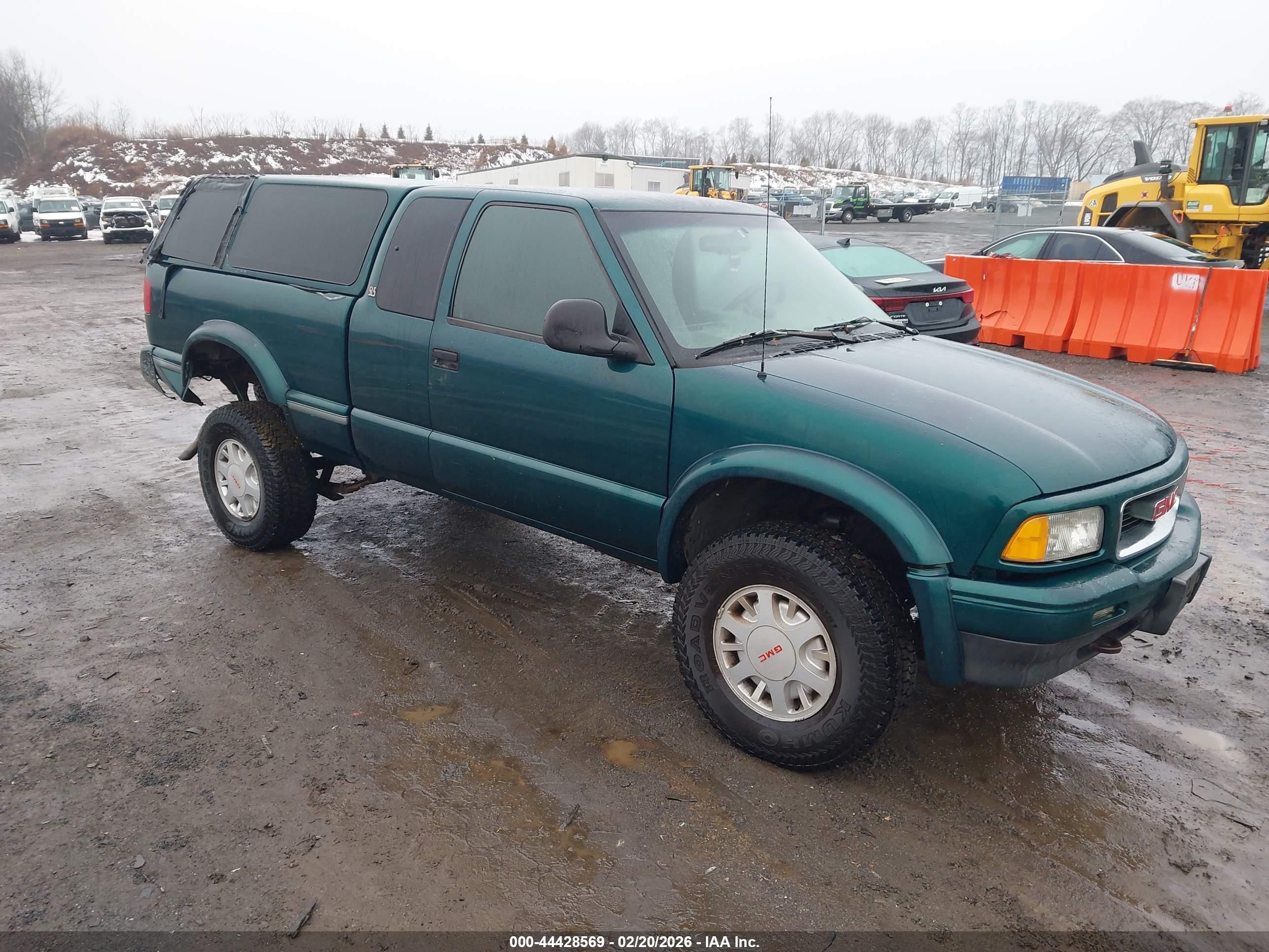 1996 GMC Sonoma SLS, VIN 1GTCT19W2TK524597 — Front end