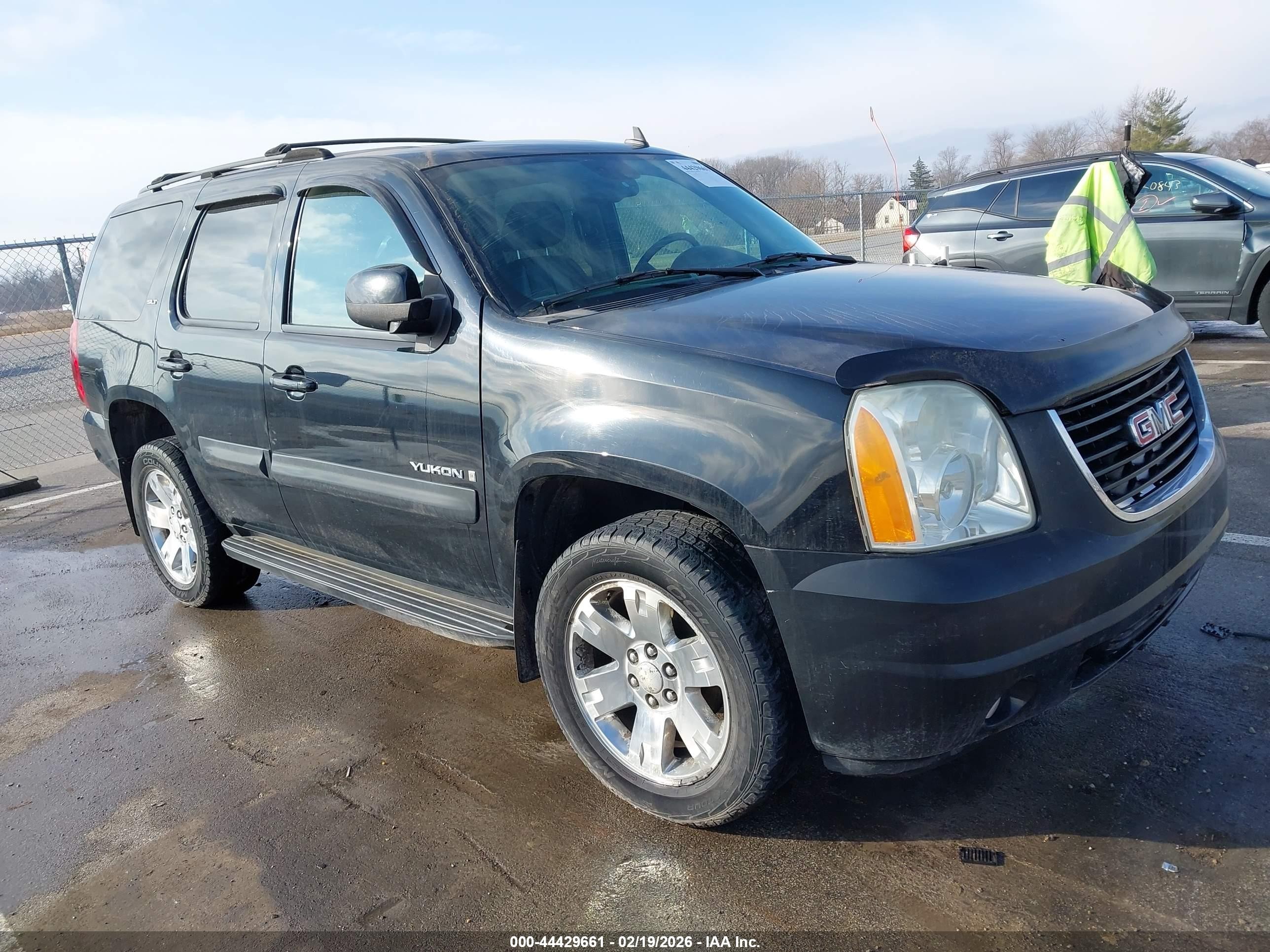 2007 GMC Yukon SLT, VIN 1GKFK130X7R325190 — Front end