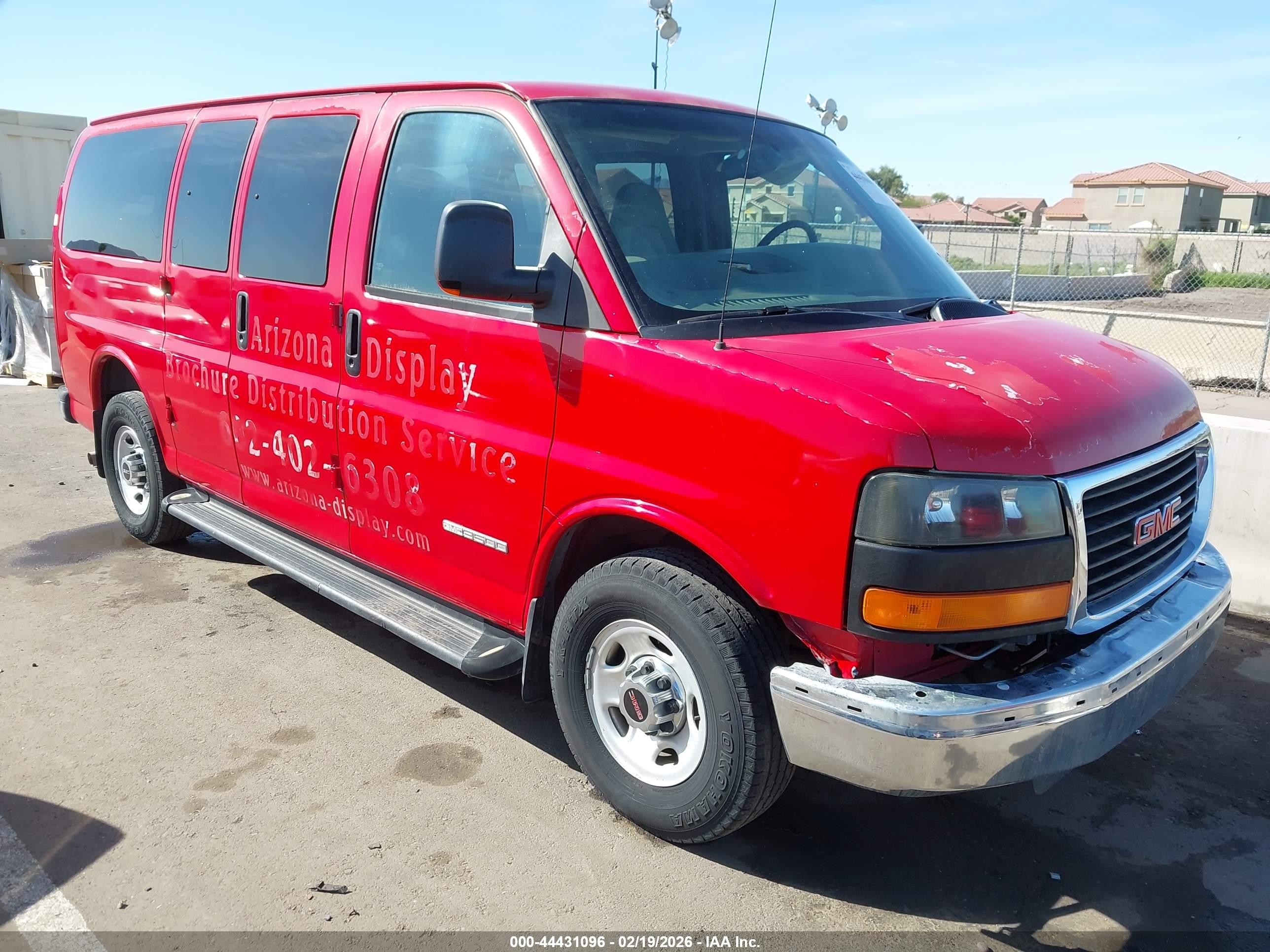 2004 GMC Savana, VIN 1GKHG35U741164006 — Front end