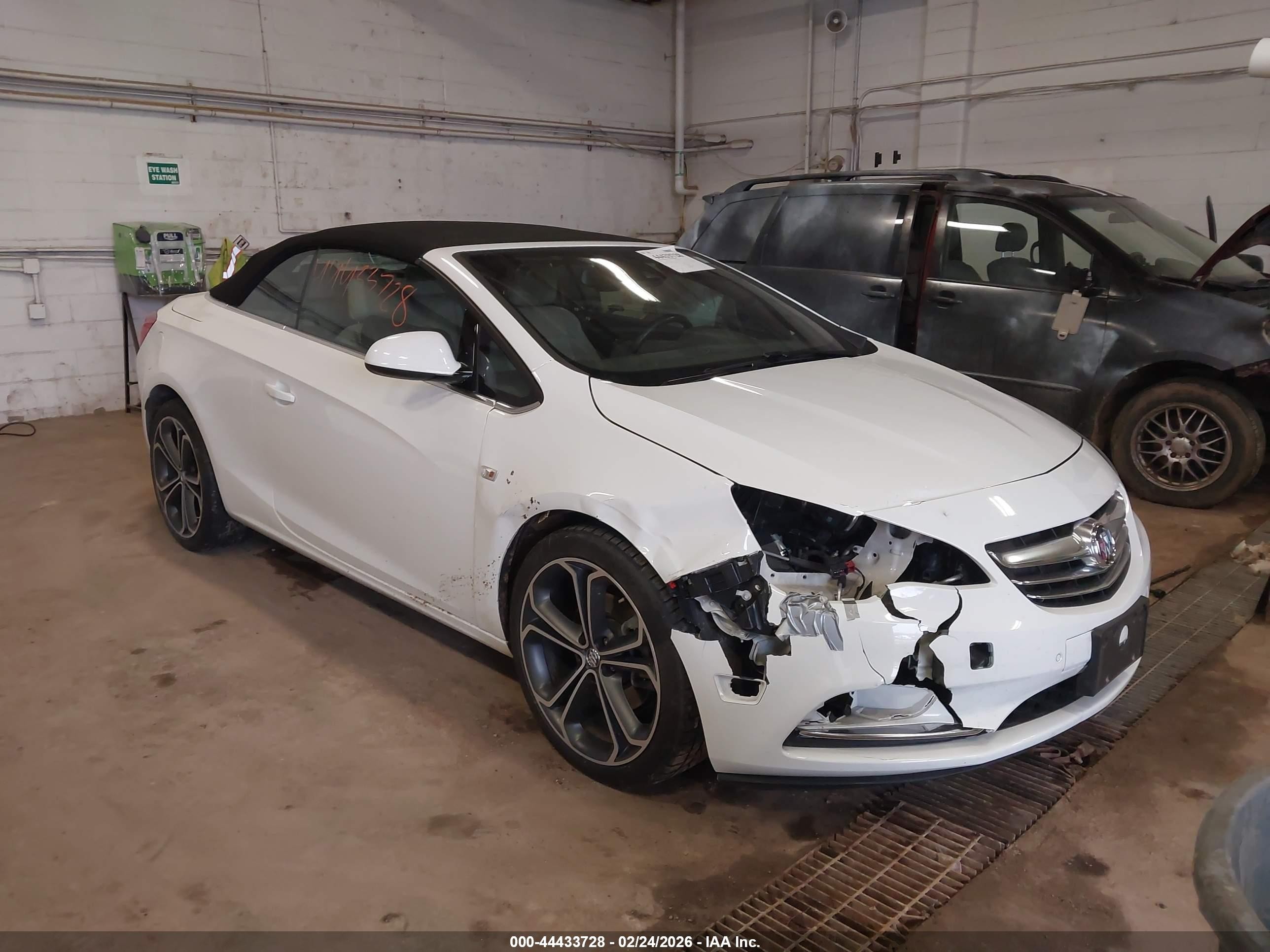 2018 Buick Cascada Premium, VIN W04WH3N55JG042160 — Перед