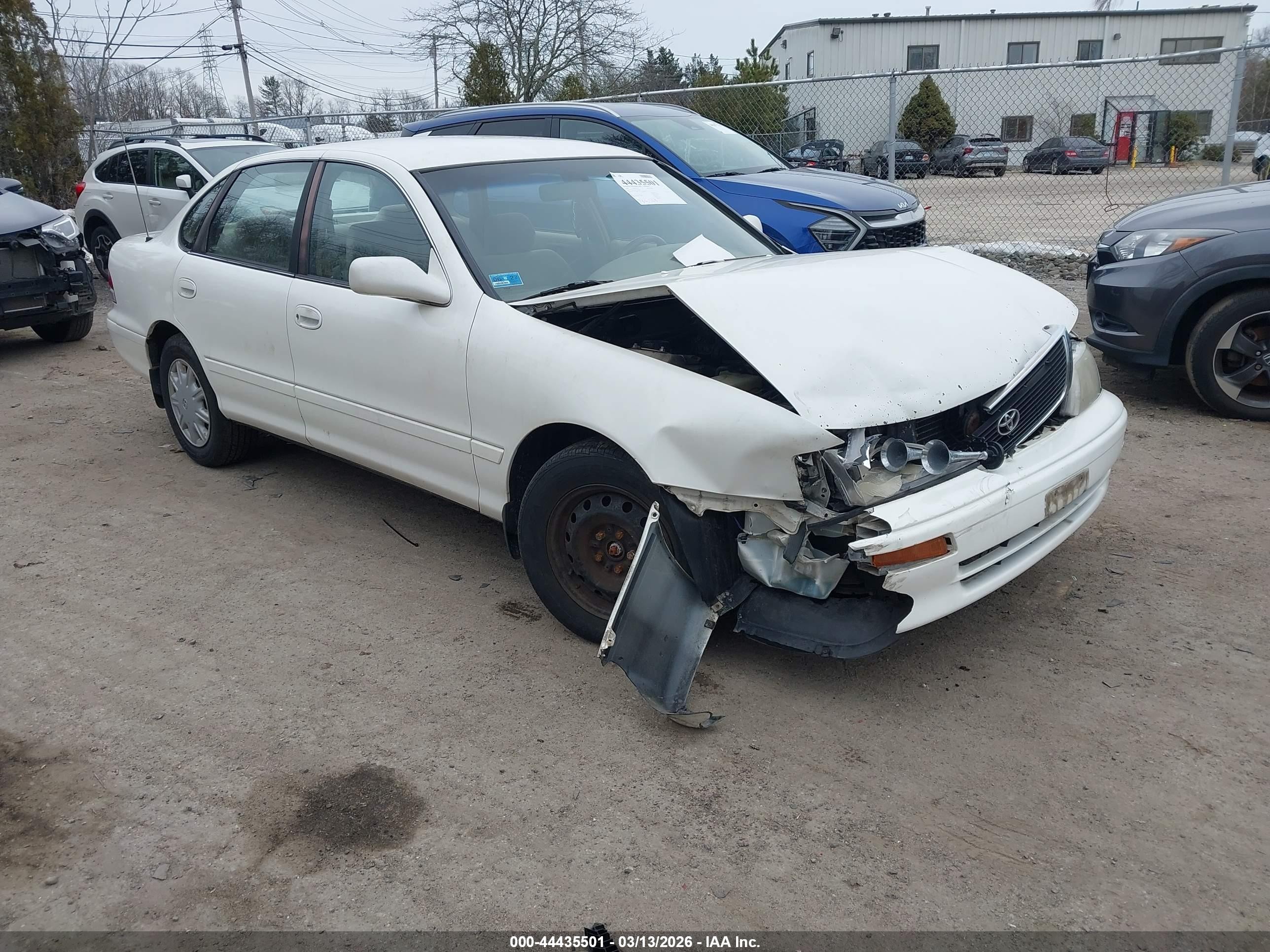 1996 Toyota Avalon XL, VIN 4T1BF12B8TU101680 — Front end
