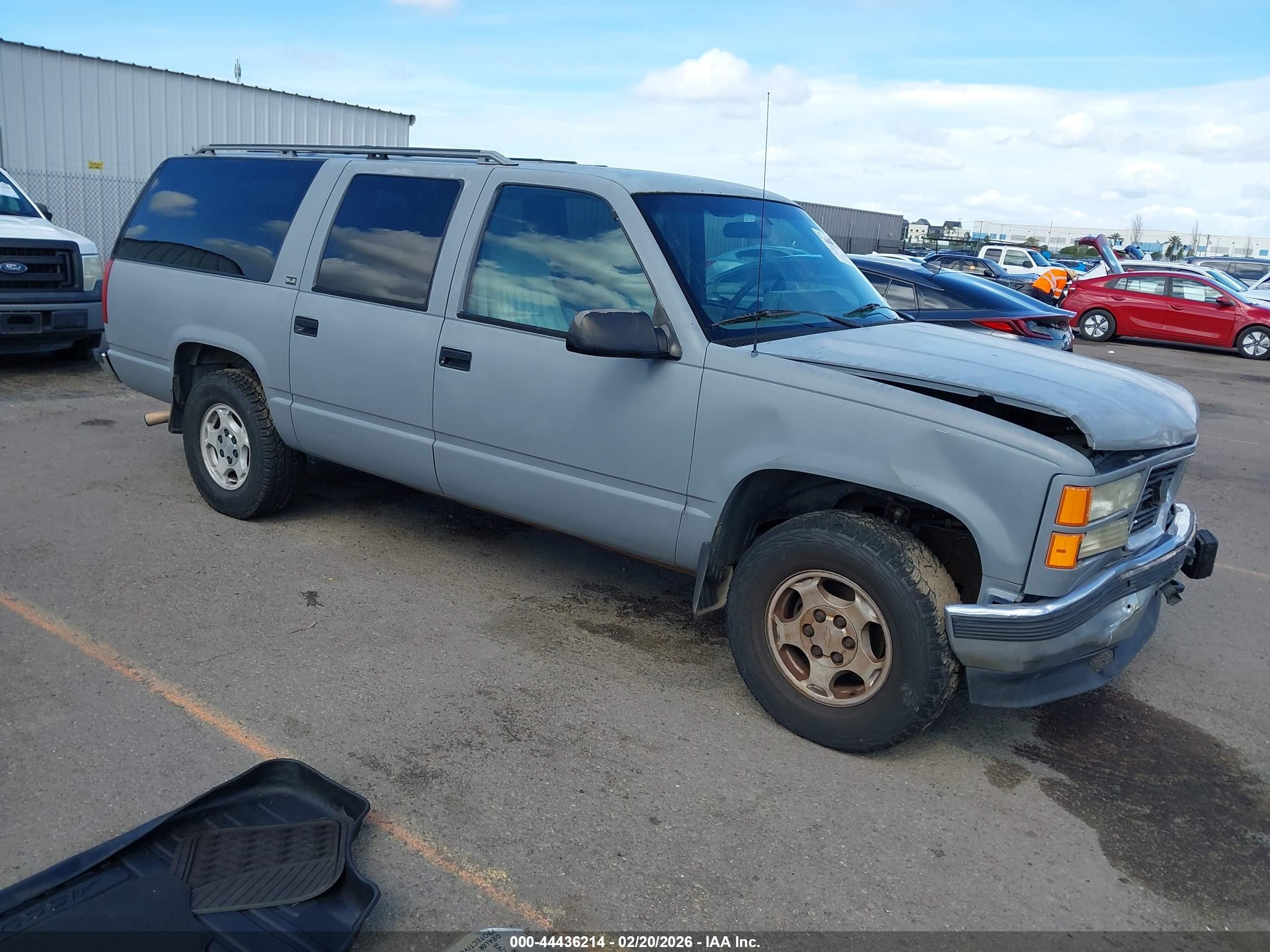 1994 GMC Suburban, VIN 1GKFK16K6RJ750629 — Front end