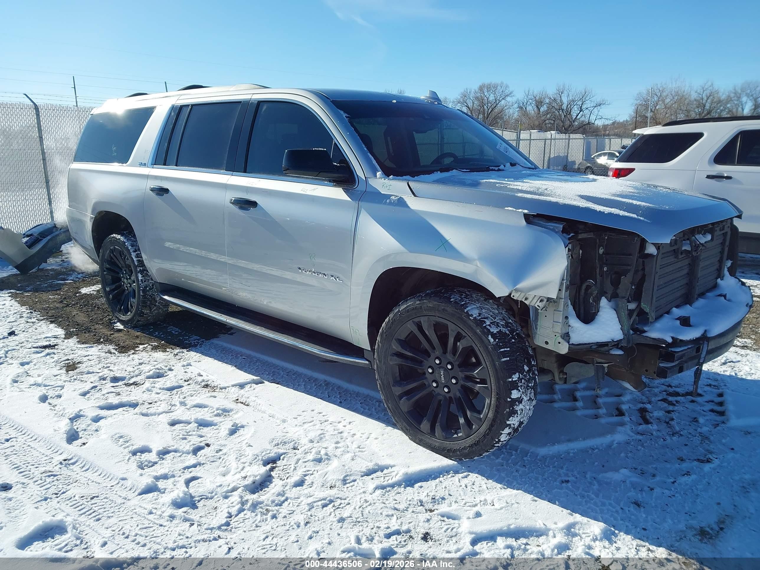 2017 GMC Yukon XL SLT, VIN 1GKS2GKCXHR177007 — Front end