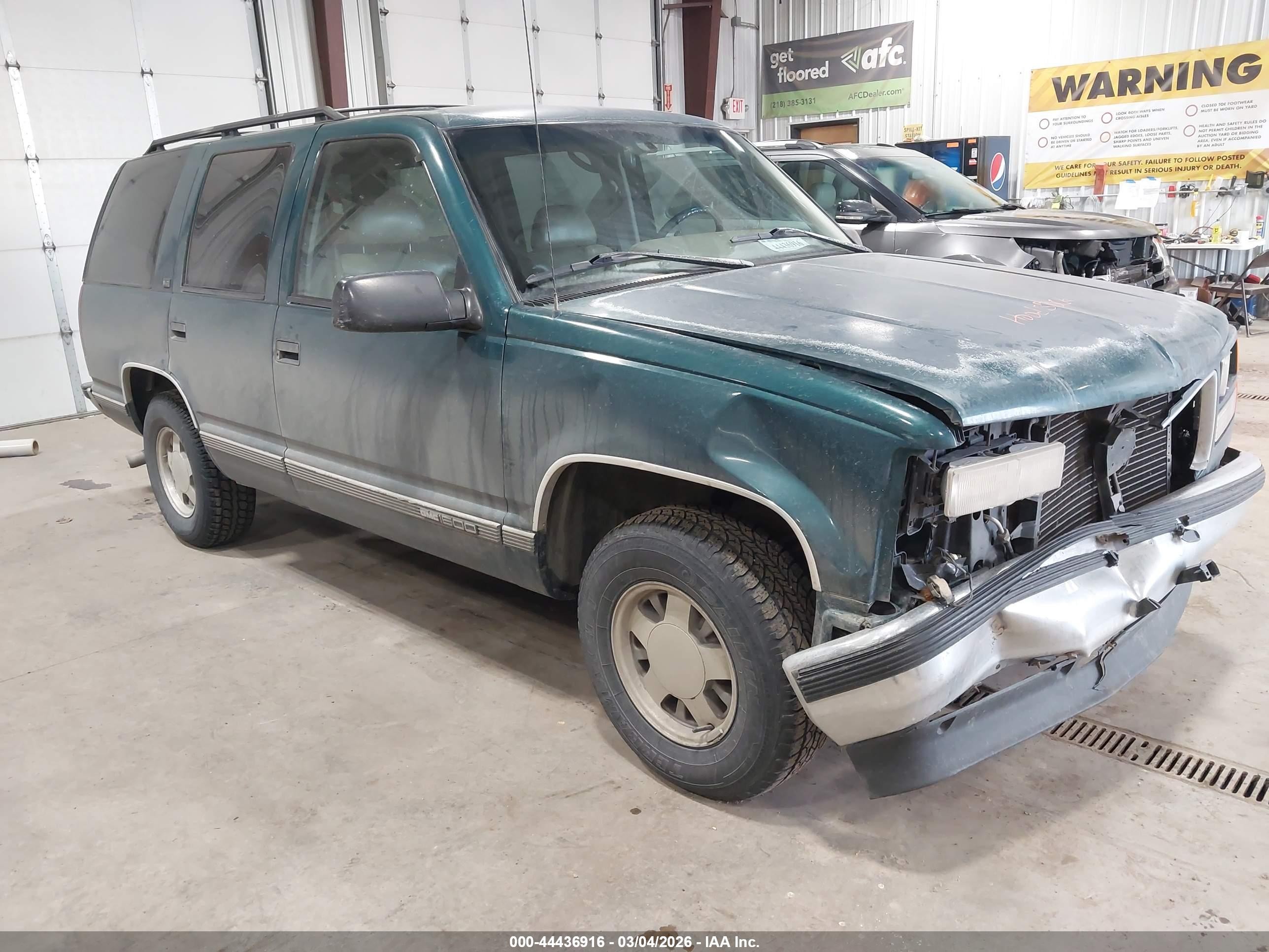 1996 GMC Yukon, VIN 1GKEC13R6TJ705059 — Front end