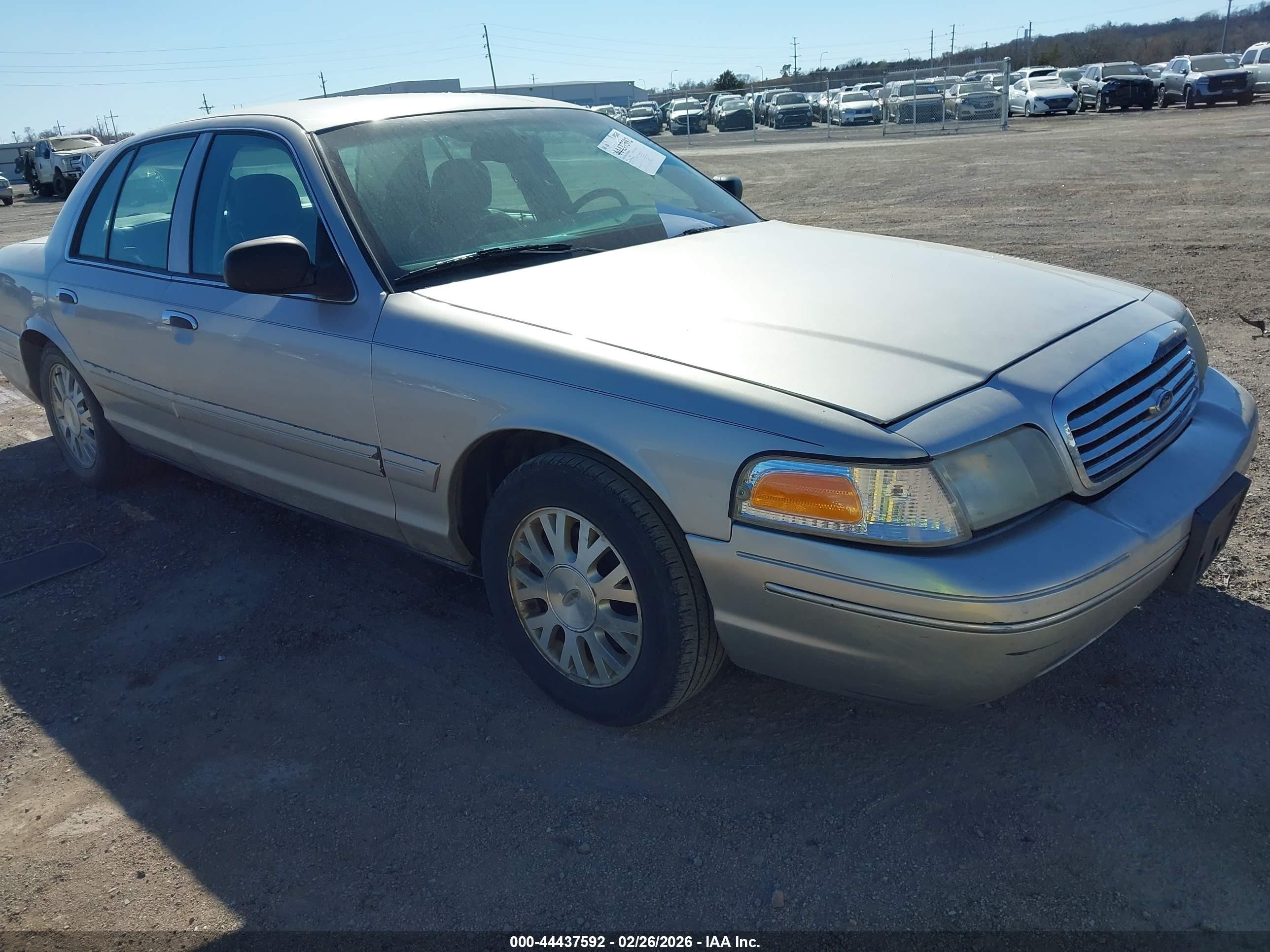 2004 Ford Crown Victoria LX, VIN 2FAFP74W44X168668 — Side