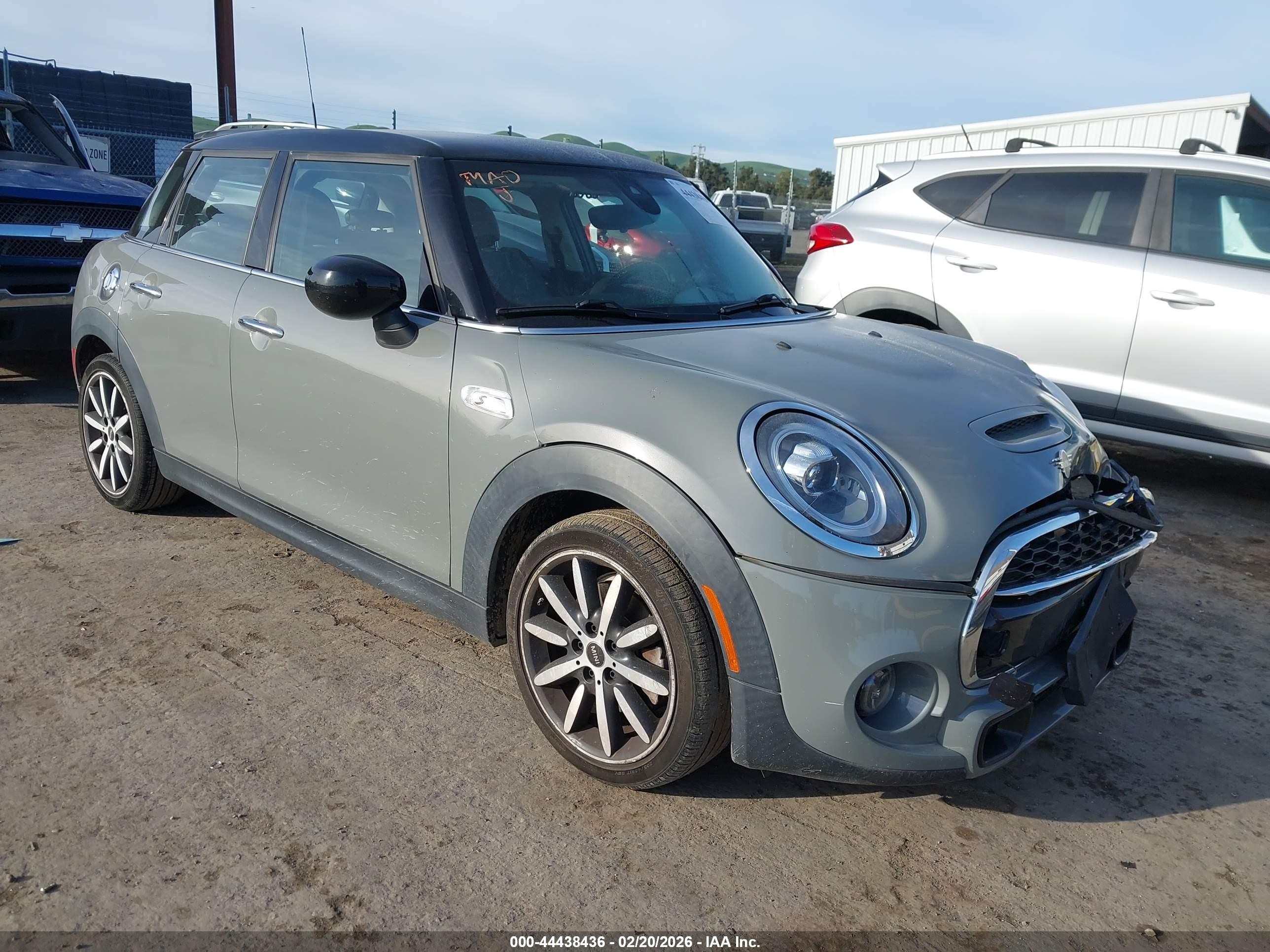 2021 MINI Hardtop 4 Door Cooper S, VIN WMWXU9C0XM2N21950 — Front end