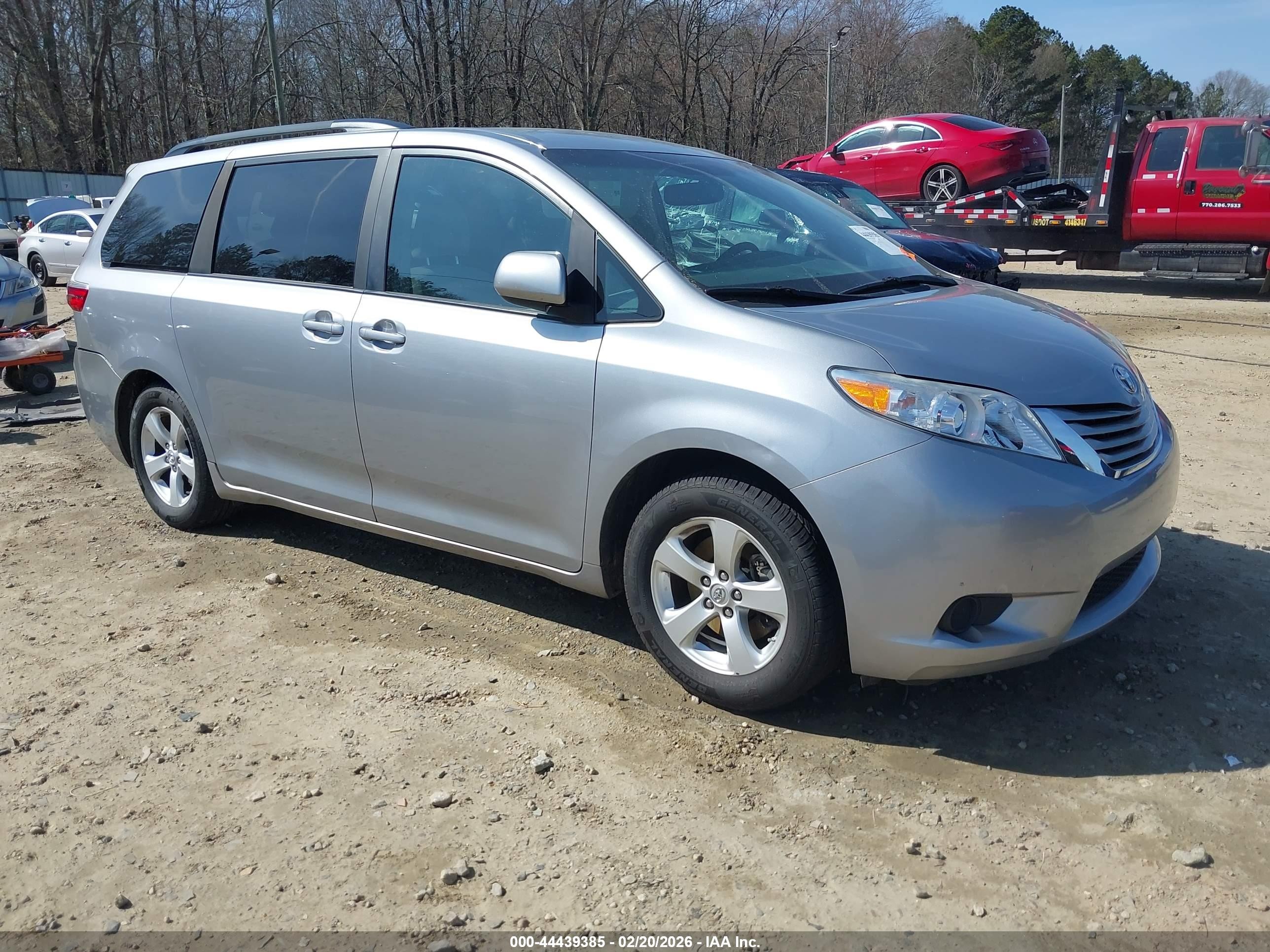 2017 Toyota Sienna LE, VIN 5TDKZ3DC2HS805964 — Rear end