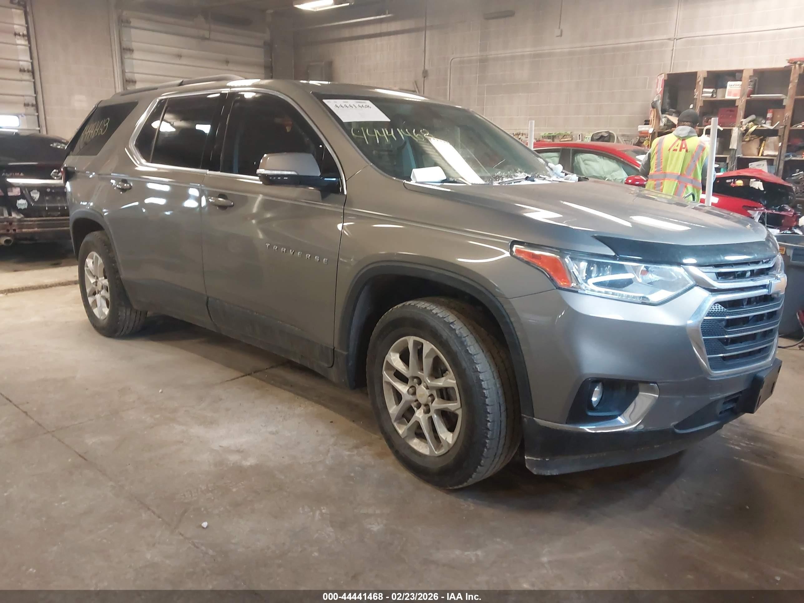 2019 Chevrolet Traverse LT Cloth, VIN 1GNERGKW0KJ121685 — Rear end