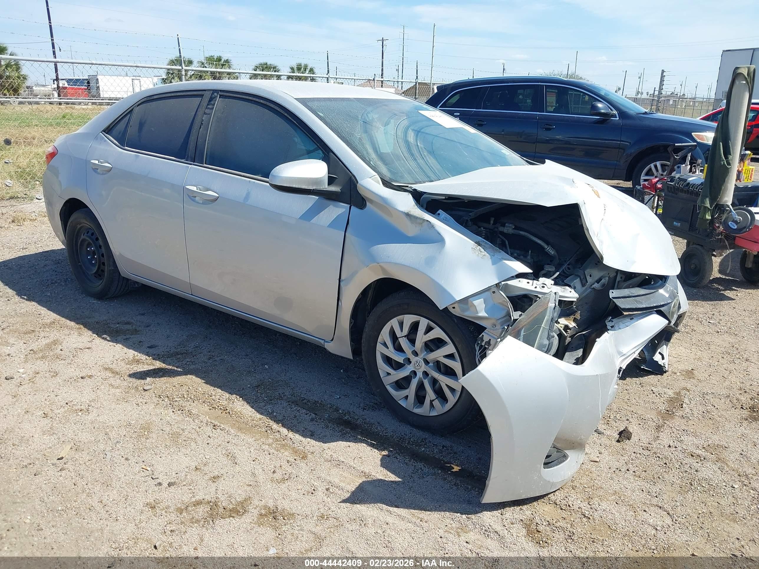 2018 Toyota Corolla LE, VIN 5YFBURHE2JP775036 — Front end