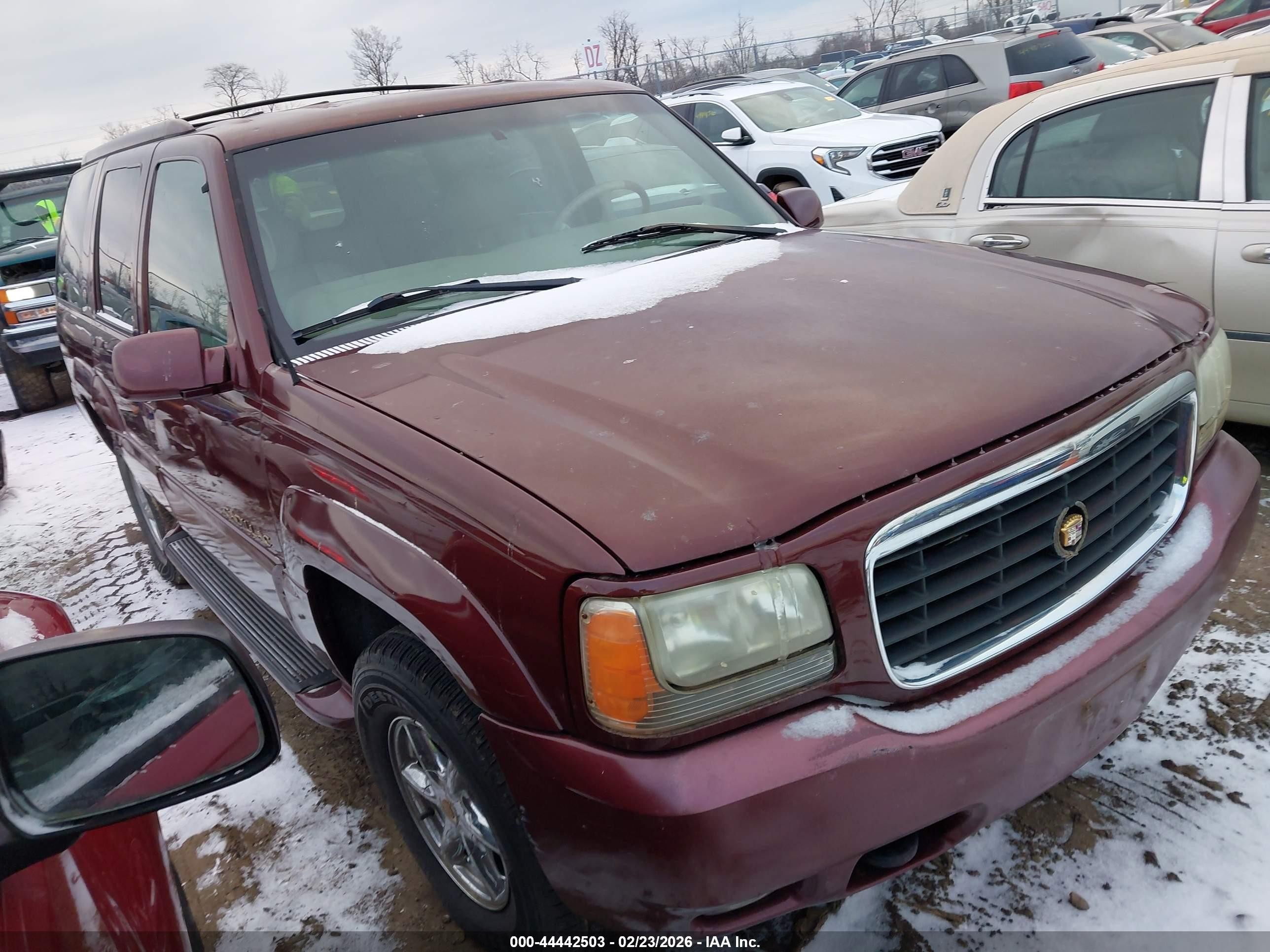 1999 Cadillac Escalade, VIN 1GYEK13R0XR418140 — Normal wear