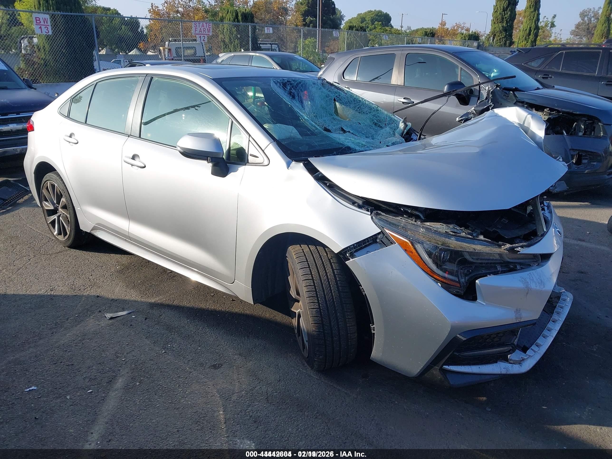 2020 Toyota Corolla SE, VIN JTDP4RCE4LJ029806 — Перед