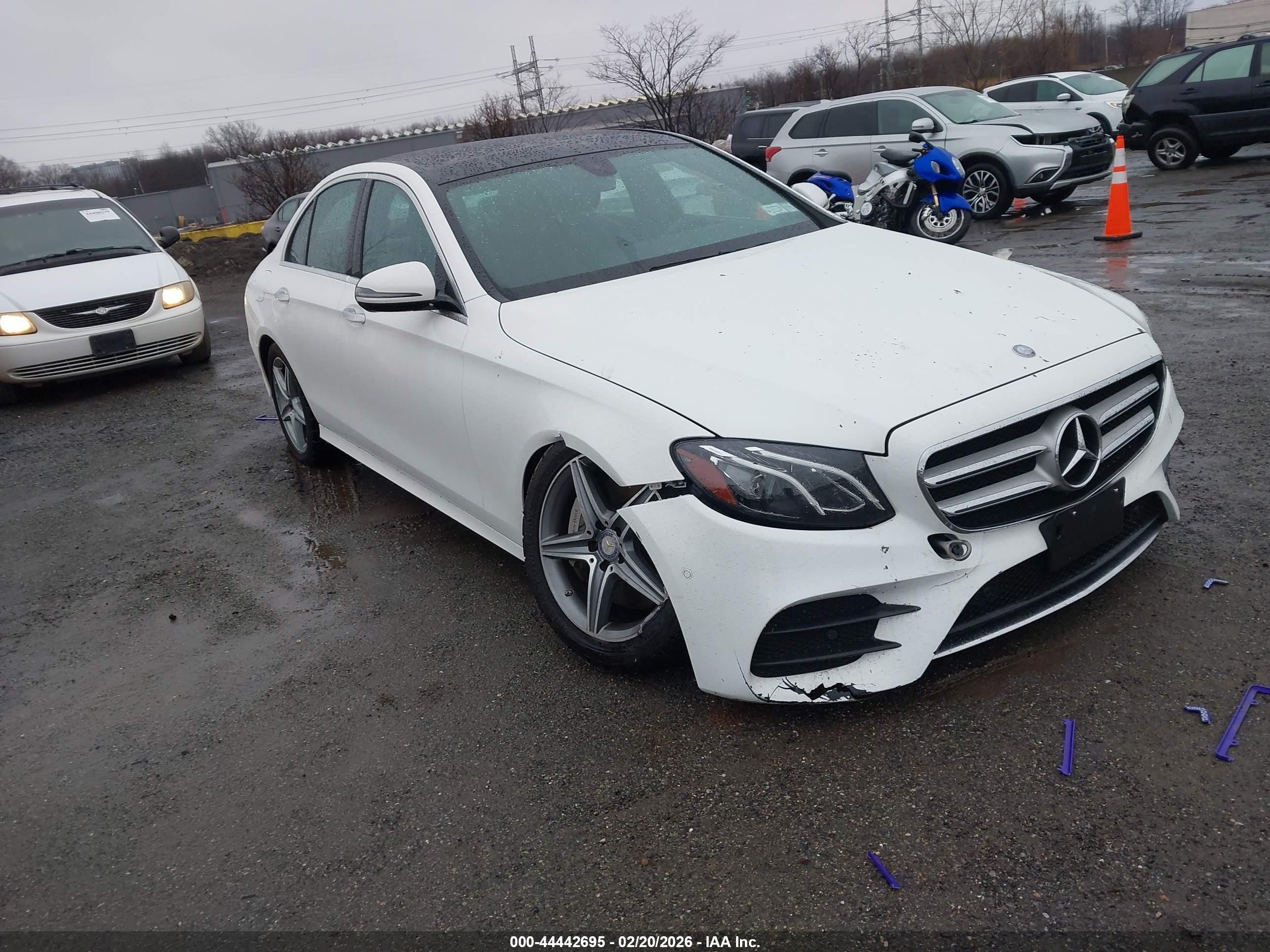 2017 Mercedes-Benz E 300 Luxury, VIN WDDZF4KB8HA067338 — Front end
