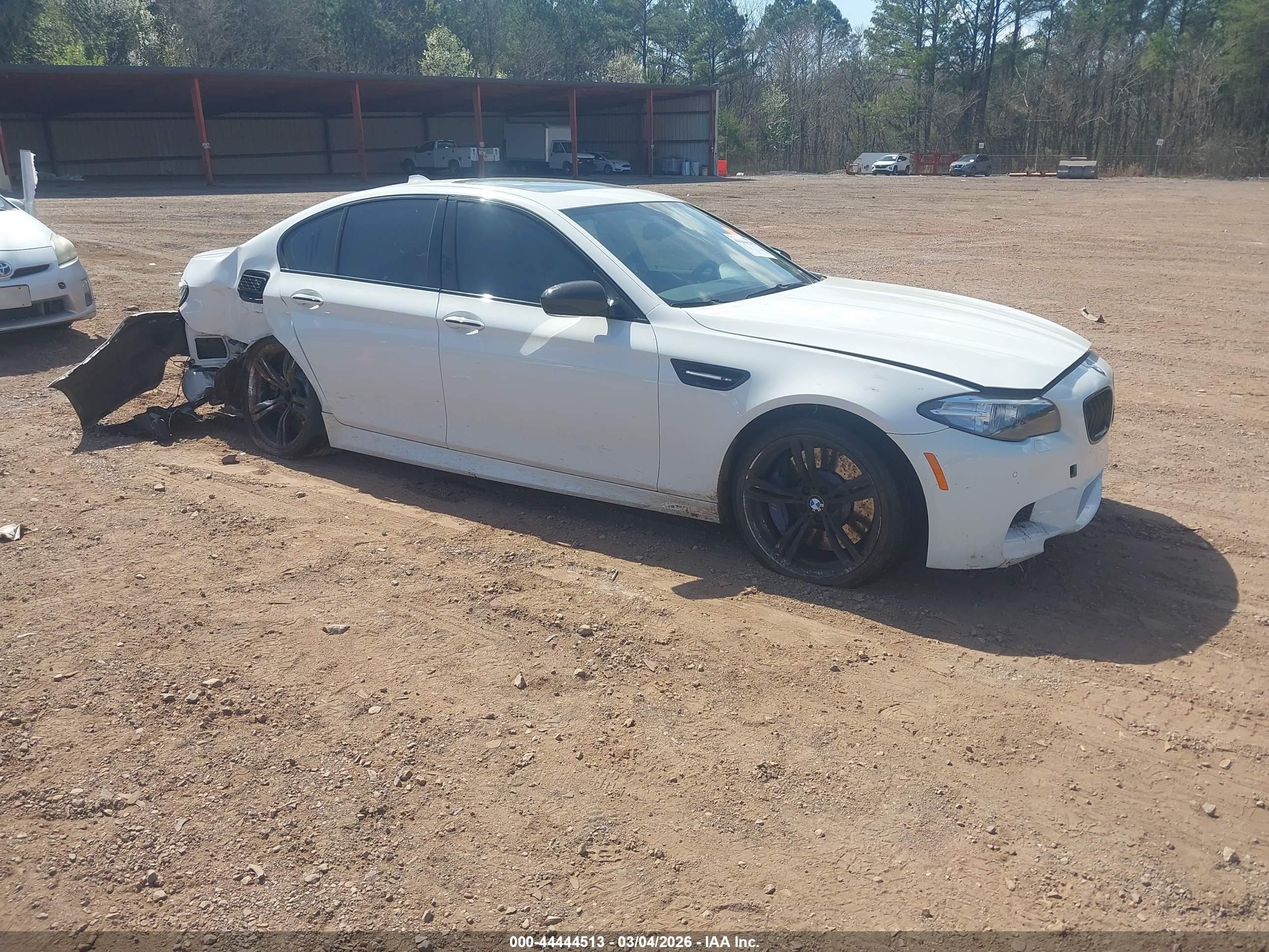 2016 BMW M5, VIN WBSFV9C50GD595631 — Зад