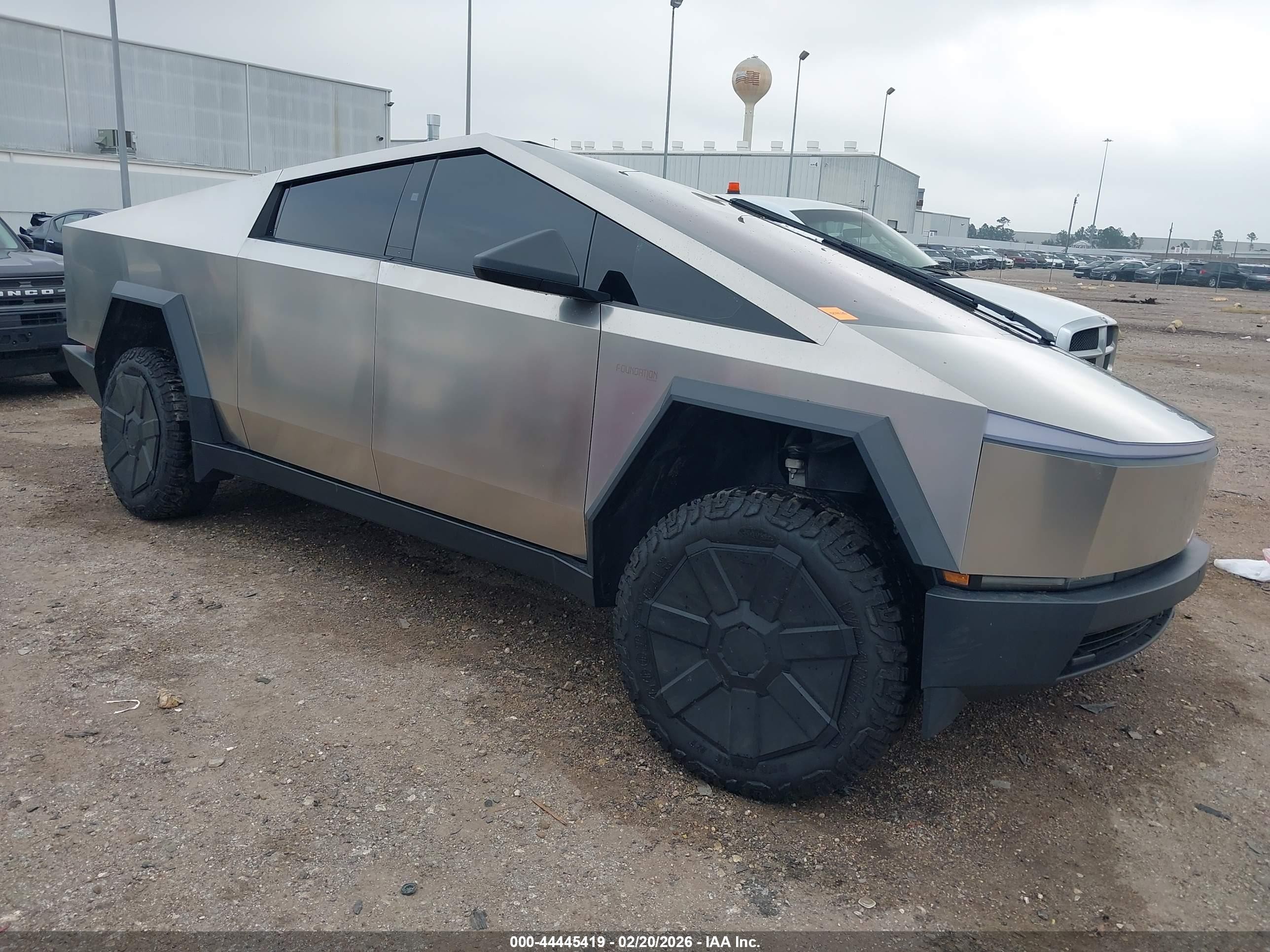 2024 Tesla Cybertruck, VIN 7G2CEHED9RA027148 — Side