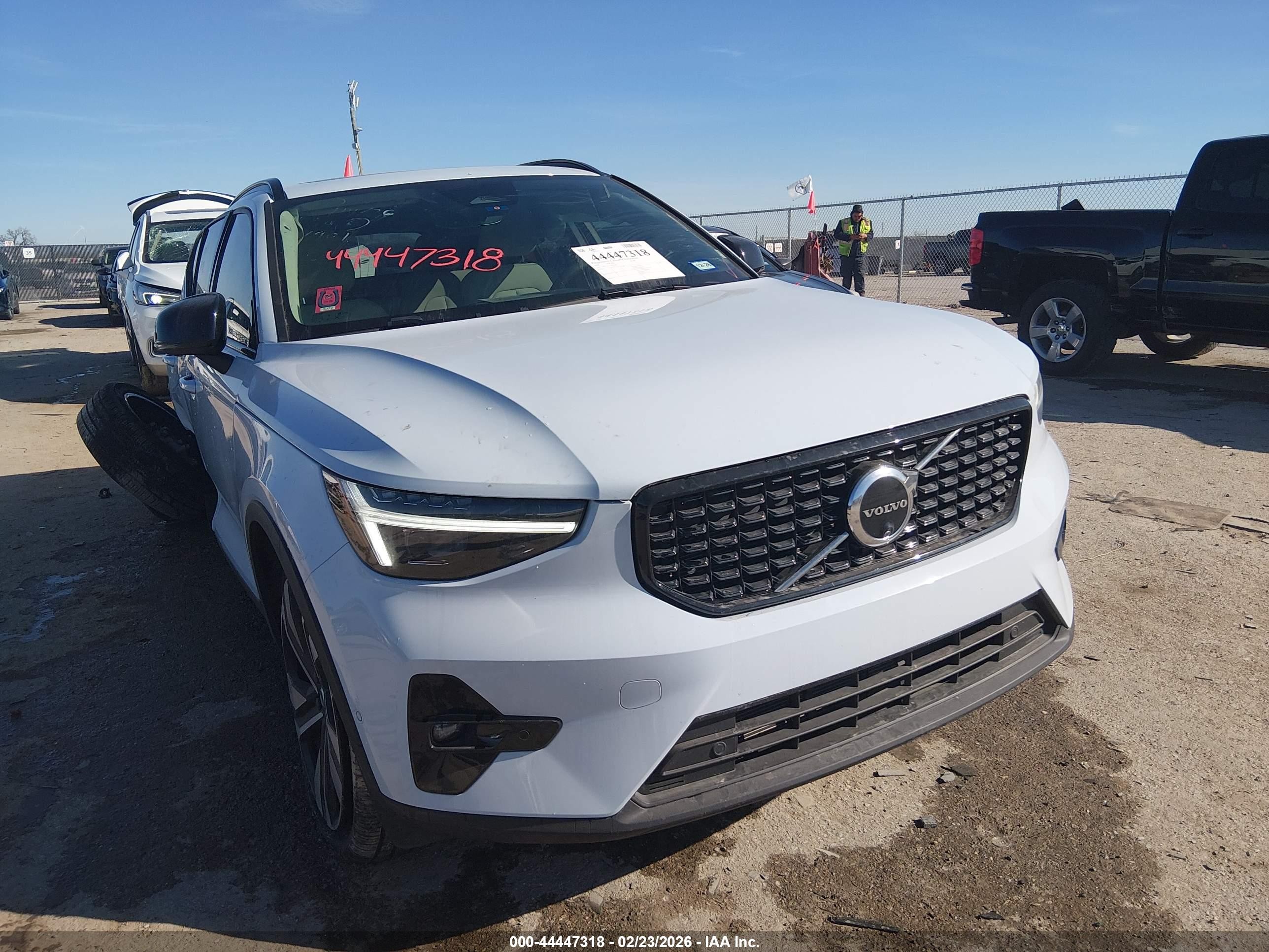 2025 Volvo XC40 Plus Dark Theme, VIN YV4L12UC5S2537901 — Auction photo