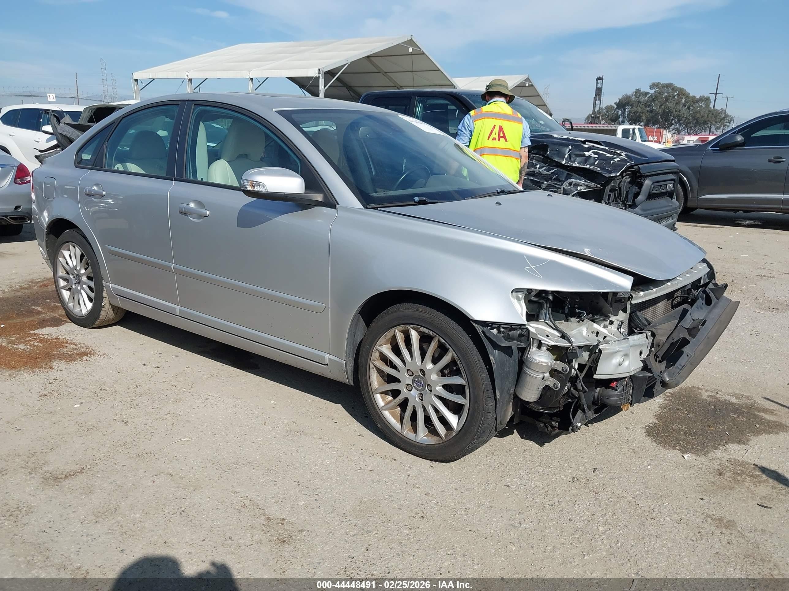 2011 Volvo S40, VIN YV1672MS4B2535637 — Перед