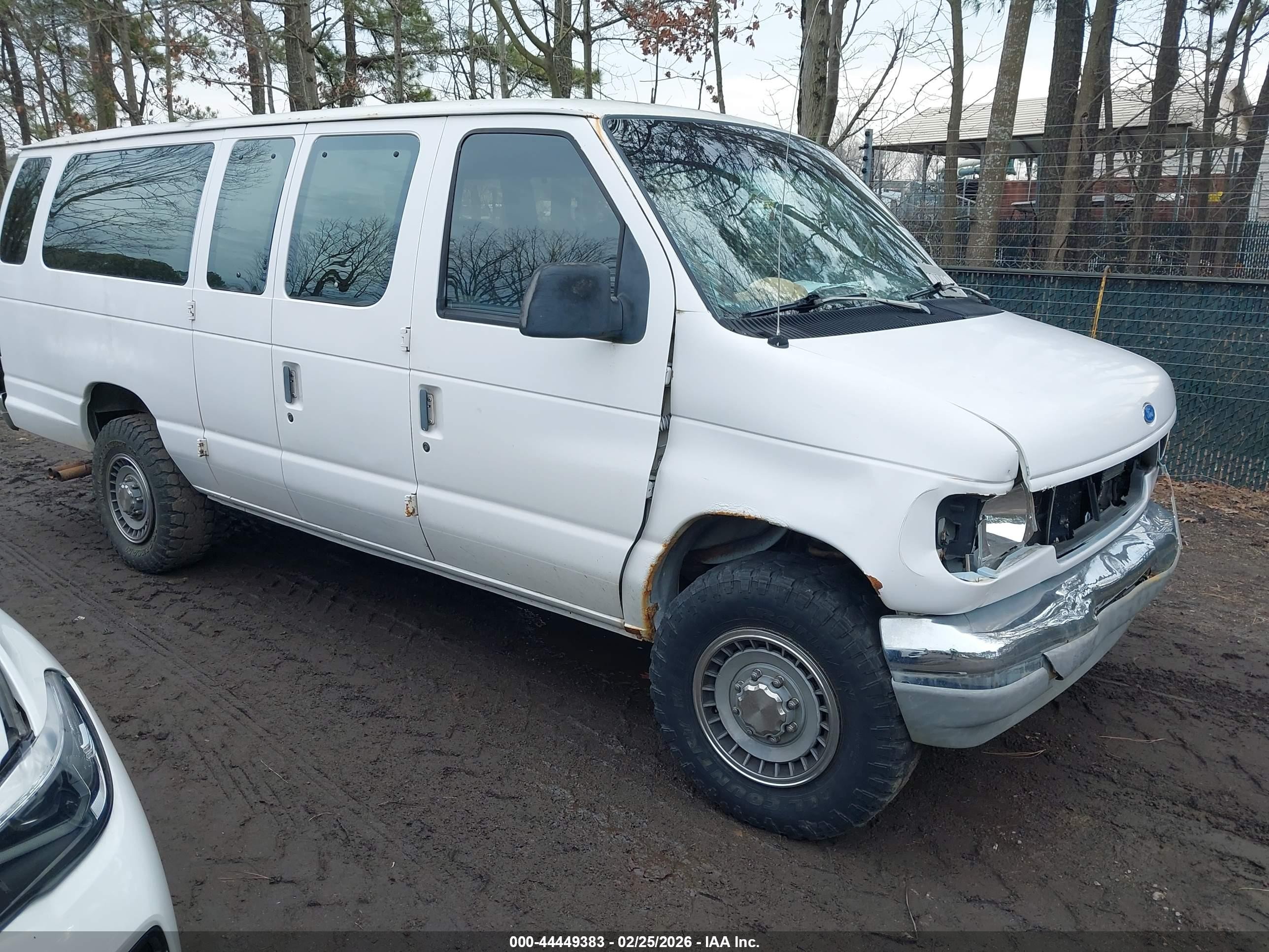 1993 Ford Econoline Wagon Super Custom, VIN 1FBJS31H7PHA87528 — Front end