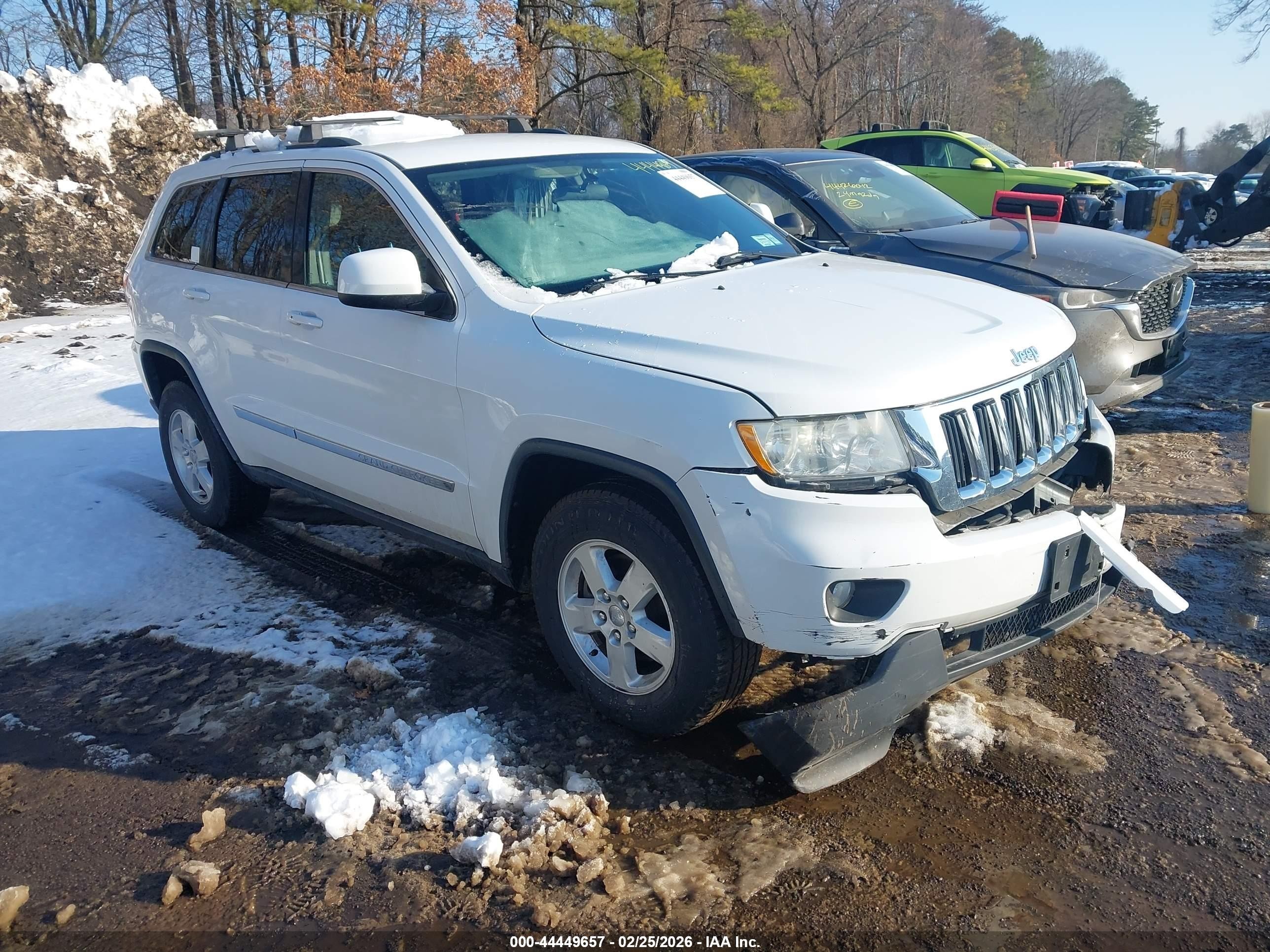 2013 Jeep Grand Cherokee Laredo, VIN 1C4RJFAG4DC513243 — Front end