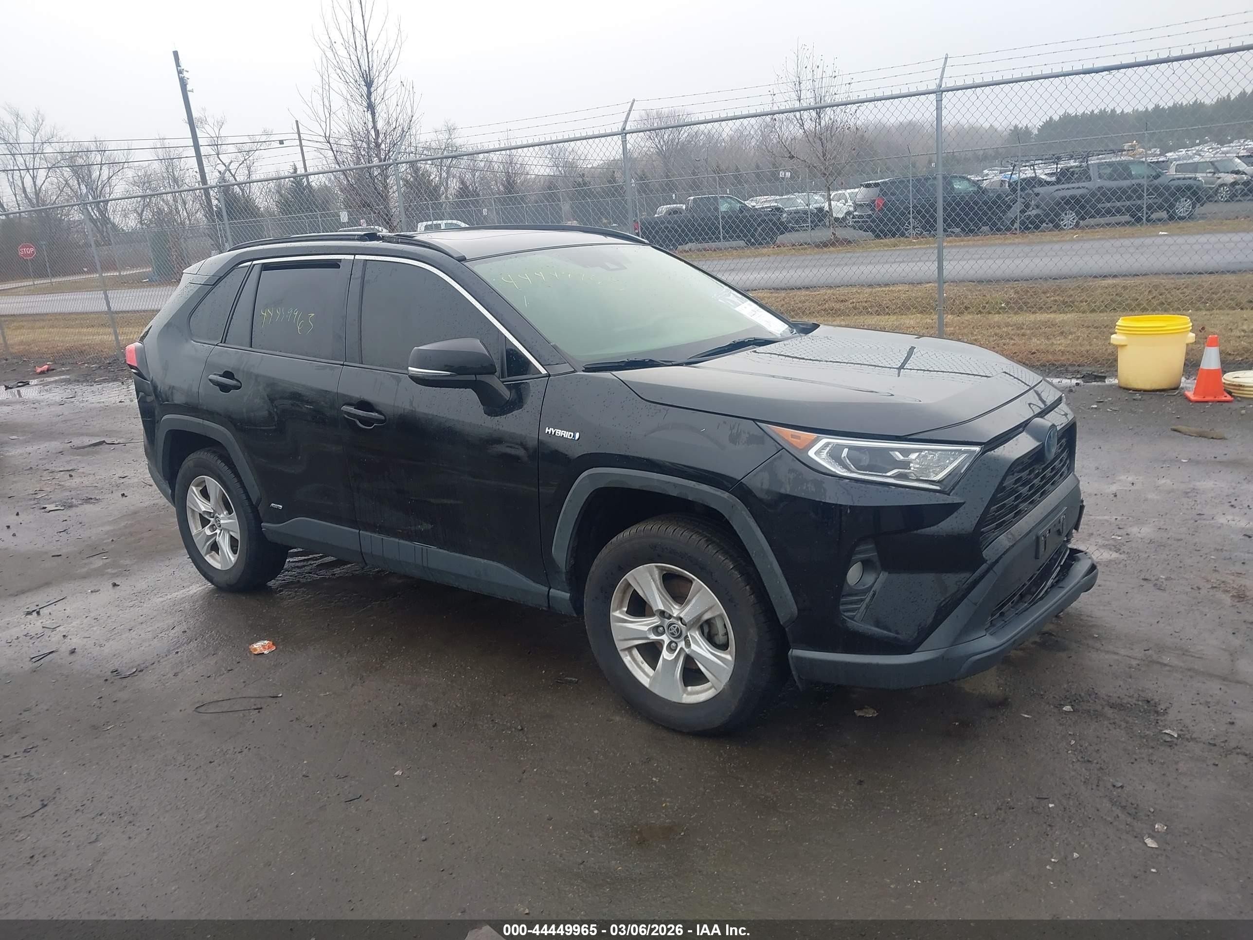 2020 Toyota RAV4 Hybrid XLE, VIN JTMRWRFV2LD064521 — Front end