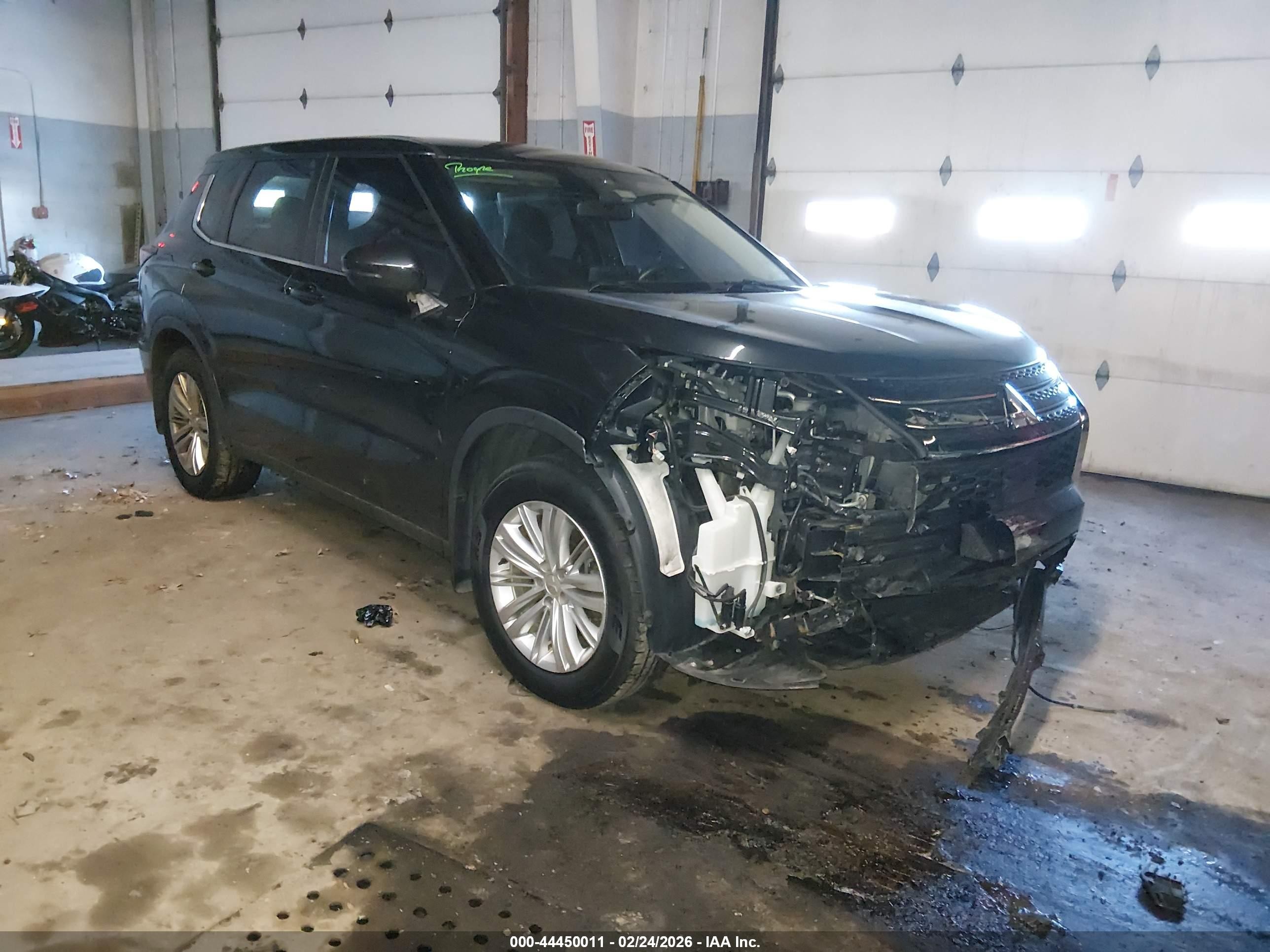2022 Mitsubishi Outlander ES, VIN JA4J4TA80NZ052465 — Front end